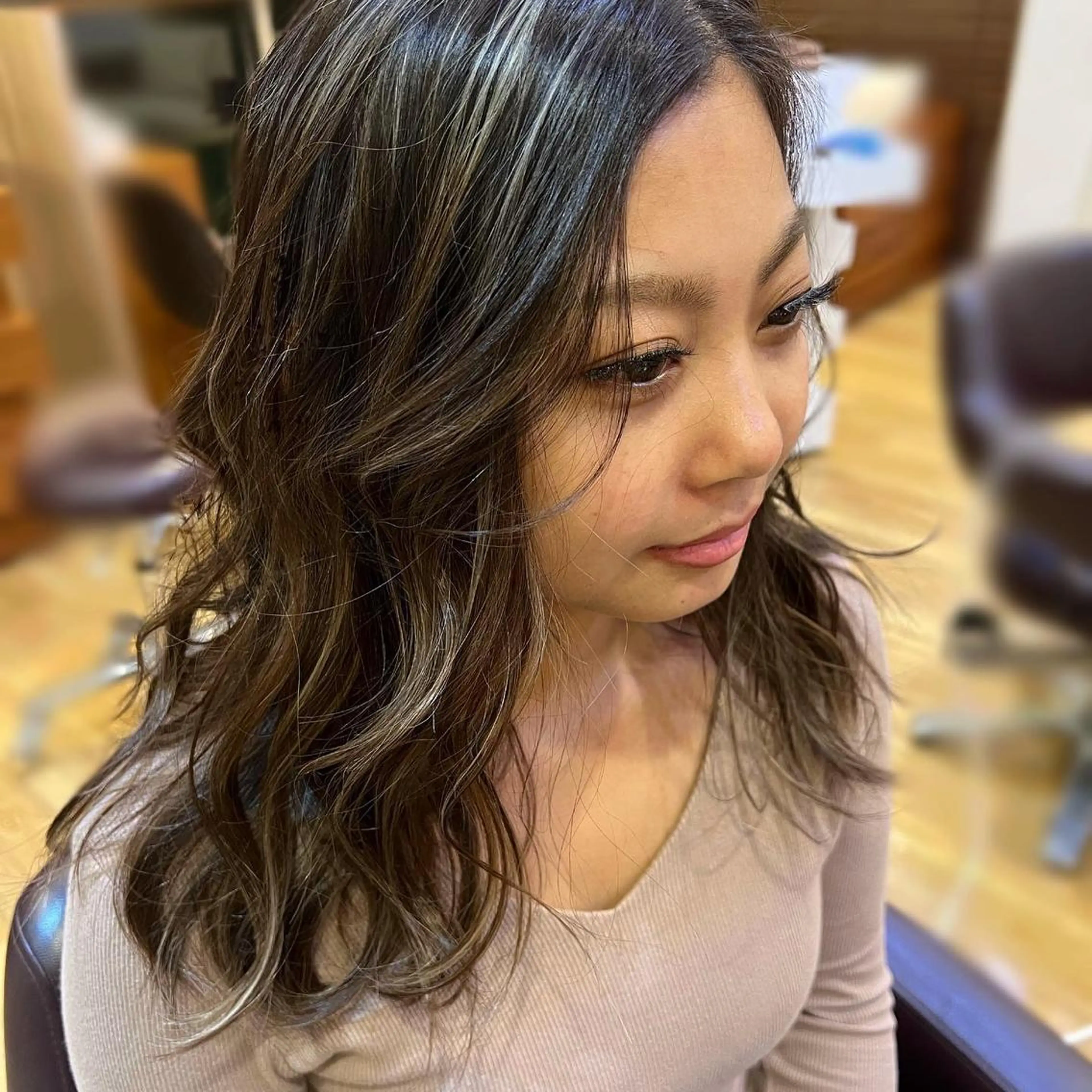 セミロング ハイライト rino🤍 恵比寿レイヤーカットのヘアスタイル