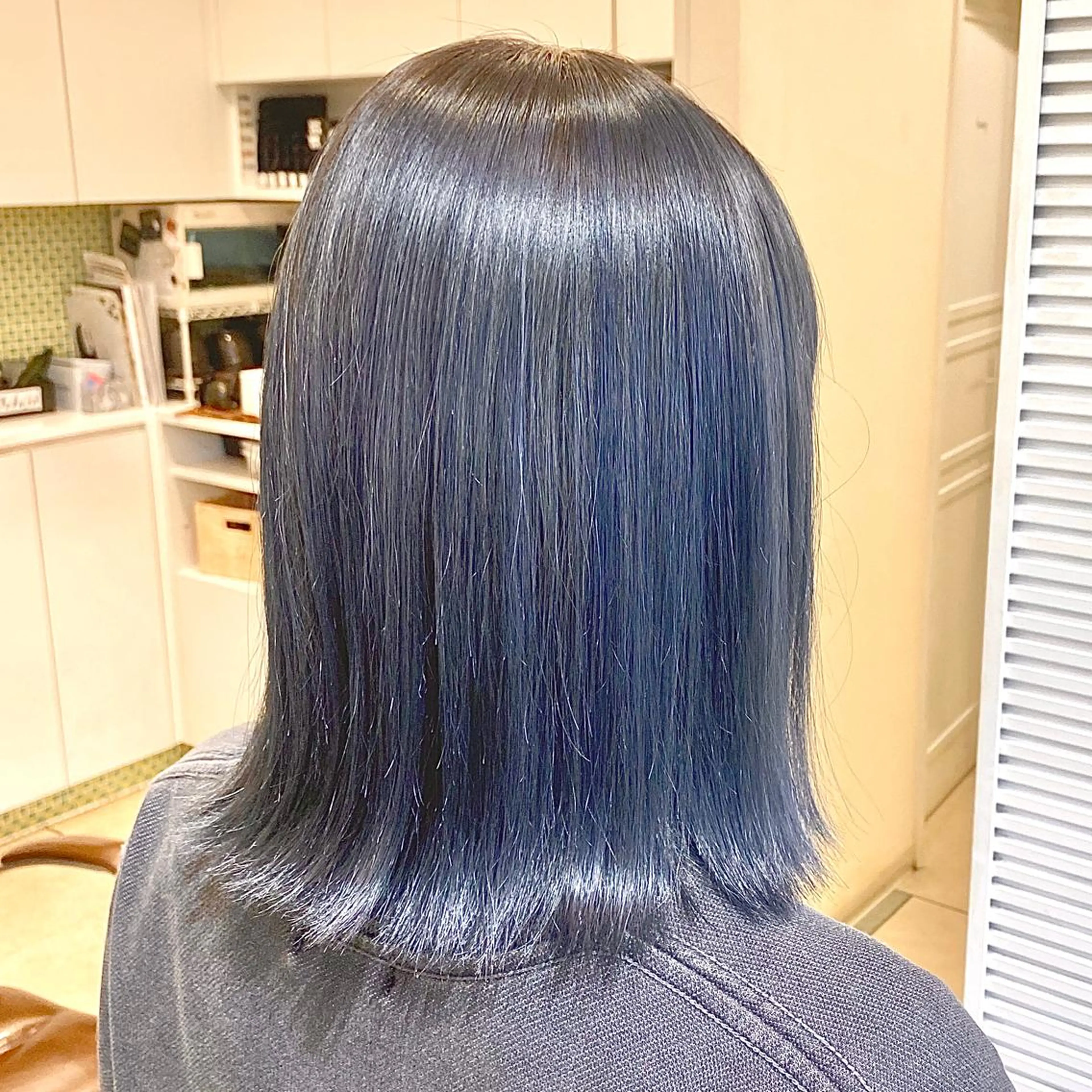 ショート カラー 黒髪 ブリーチ ブルーカラー ブルーブラック ハイライトカラー 小野 茉奈美のヘアスタイル