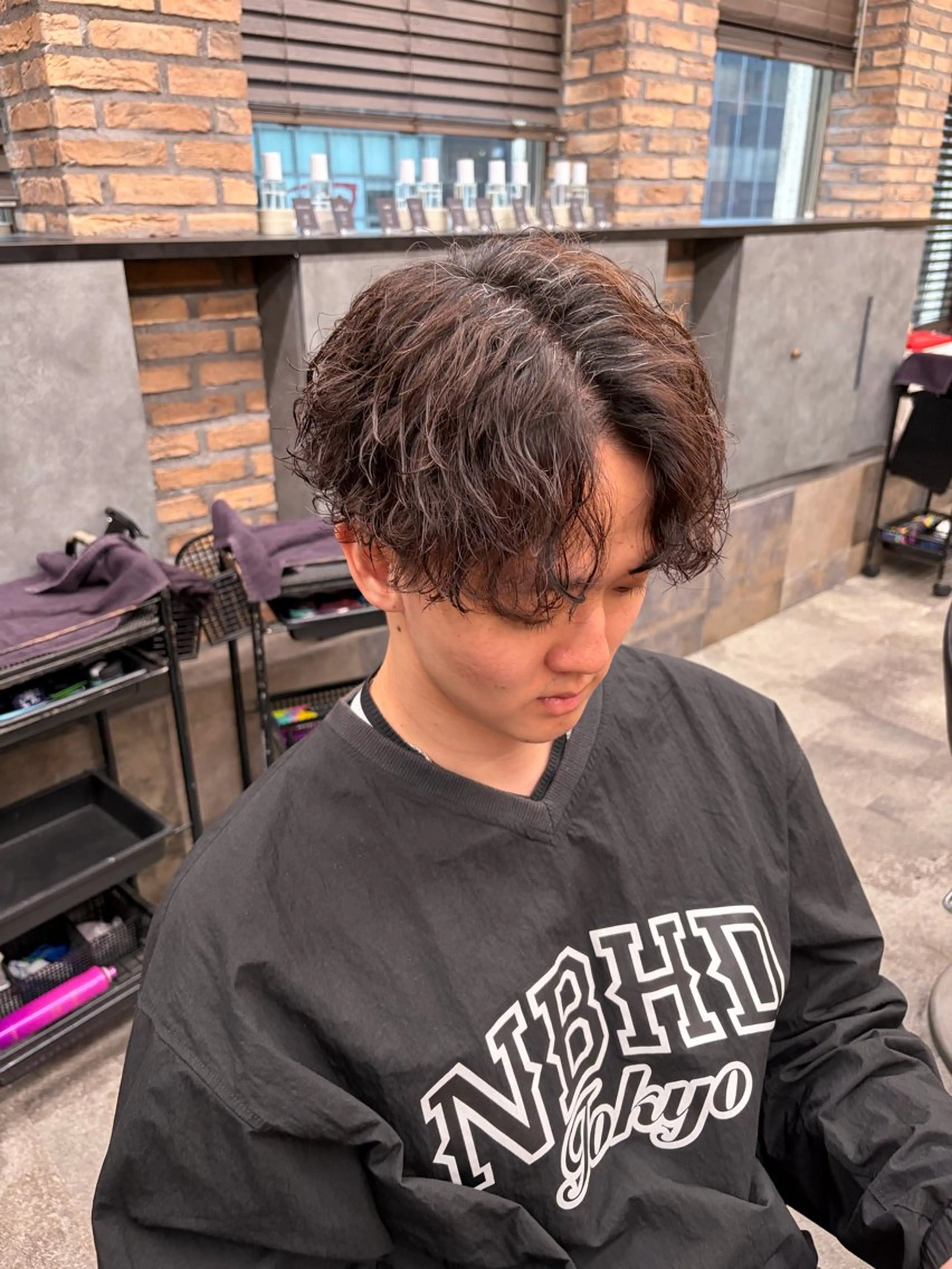 ミディアム パーマ メンズ ミディアムパーマ センターパート メンズ韓国風 韓国マッシュ マッシュウルフ カット パーマ トリートメント ヘアセット メンズパーマ特化 TAIGAのヘアスタイル