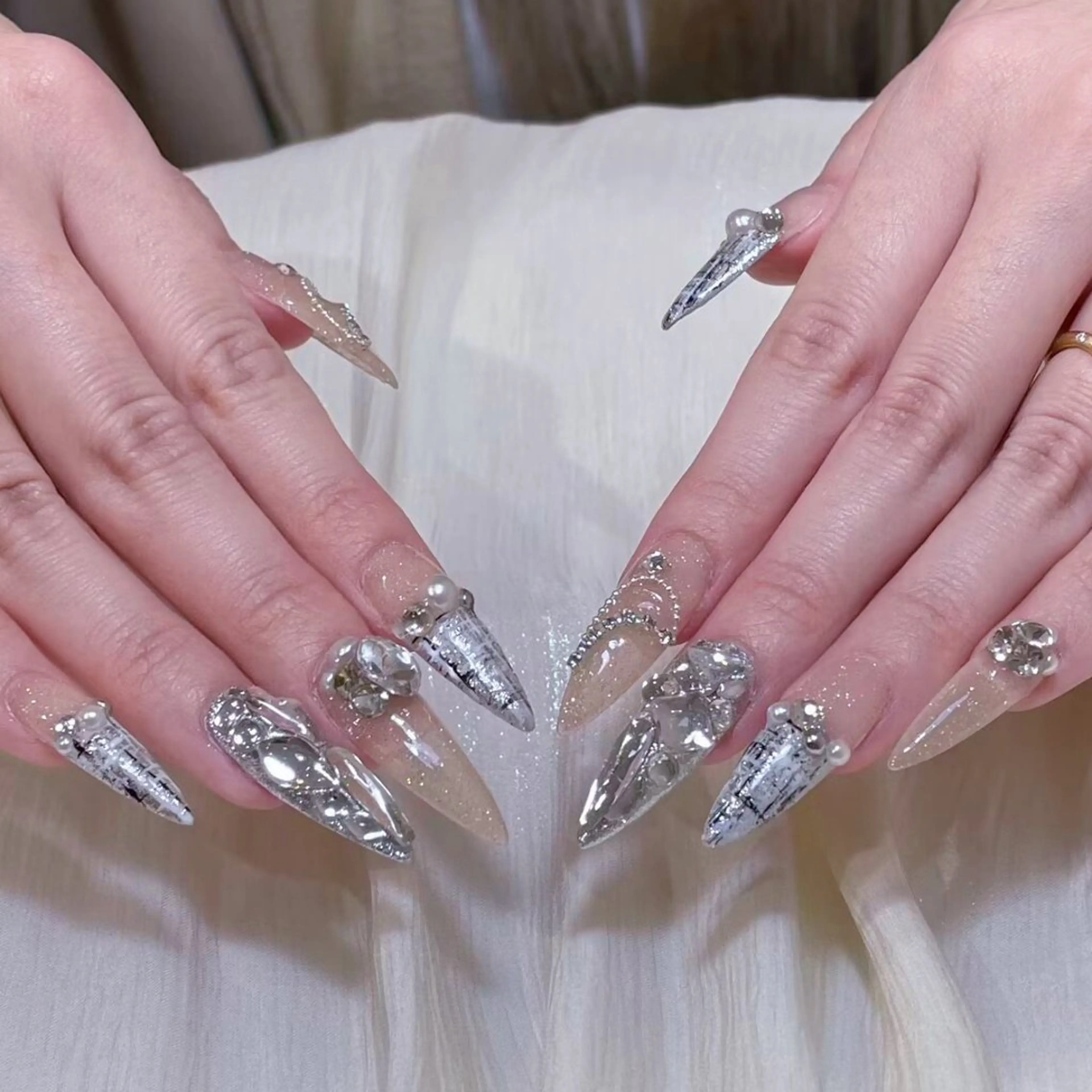 ネイル アートネイル オーロラネイル キラキラネイル 韓国ネイル マグネットネイル ハンドネイル ハンドケア Plenty 💞のネイルデザイン