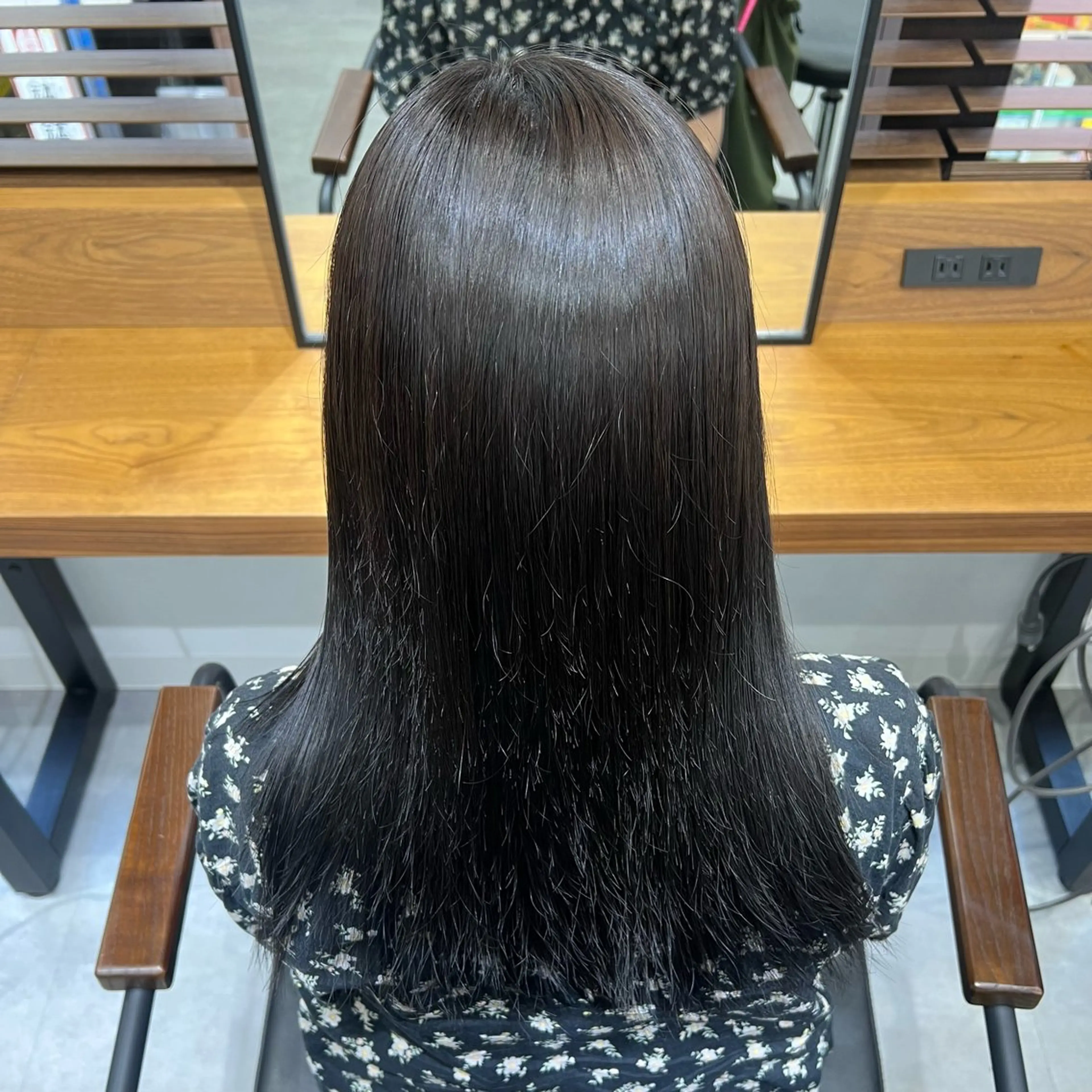 セミロング カラー ブリーチ 透明感カラー ダークグレー ショート/ウルフ カットモデル募集のヘアスタイル