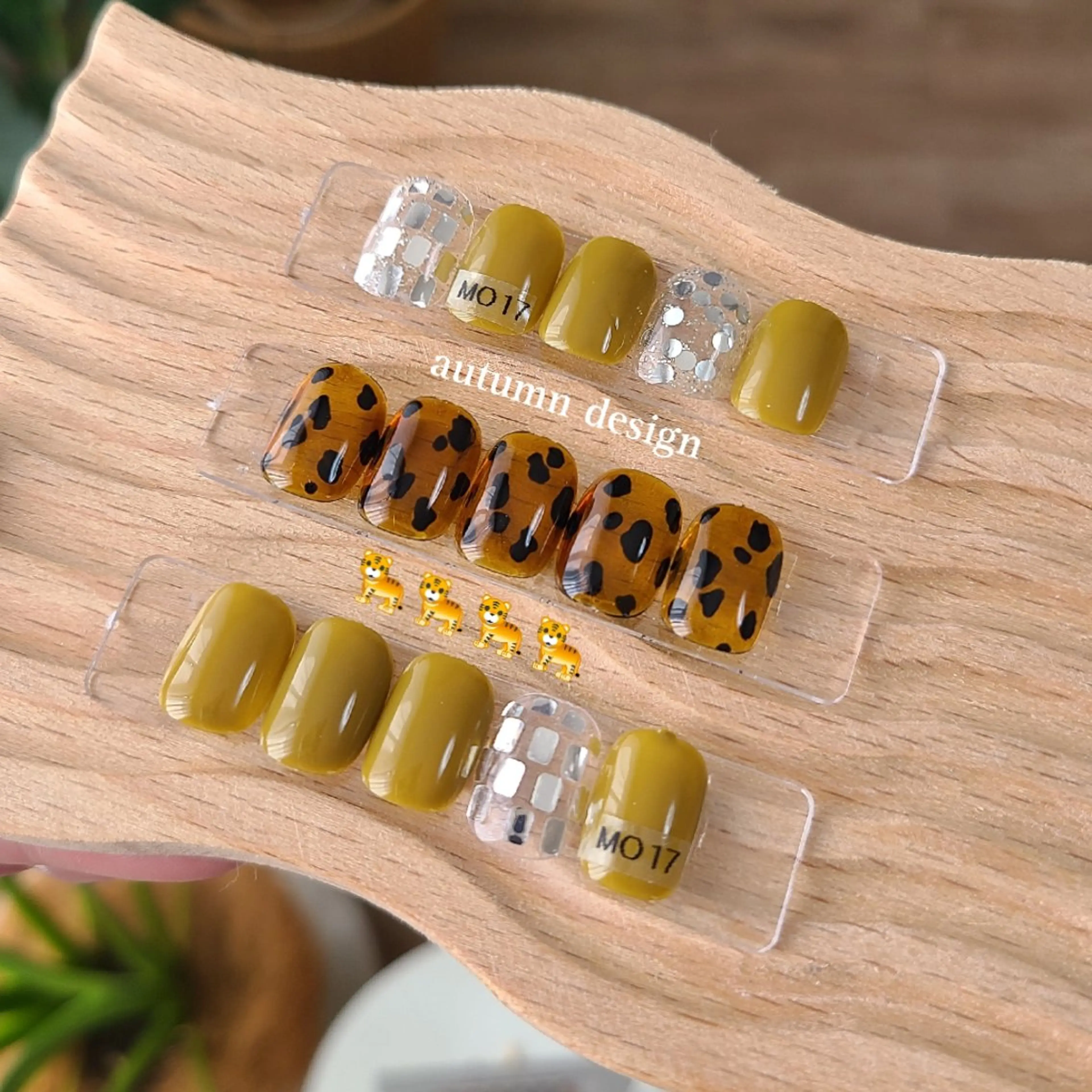 ネイル アニマル柄 ホログラムネイル ニュアンスネイル nail salon  eminyのネイルデザイン