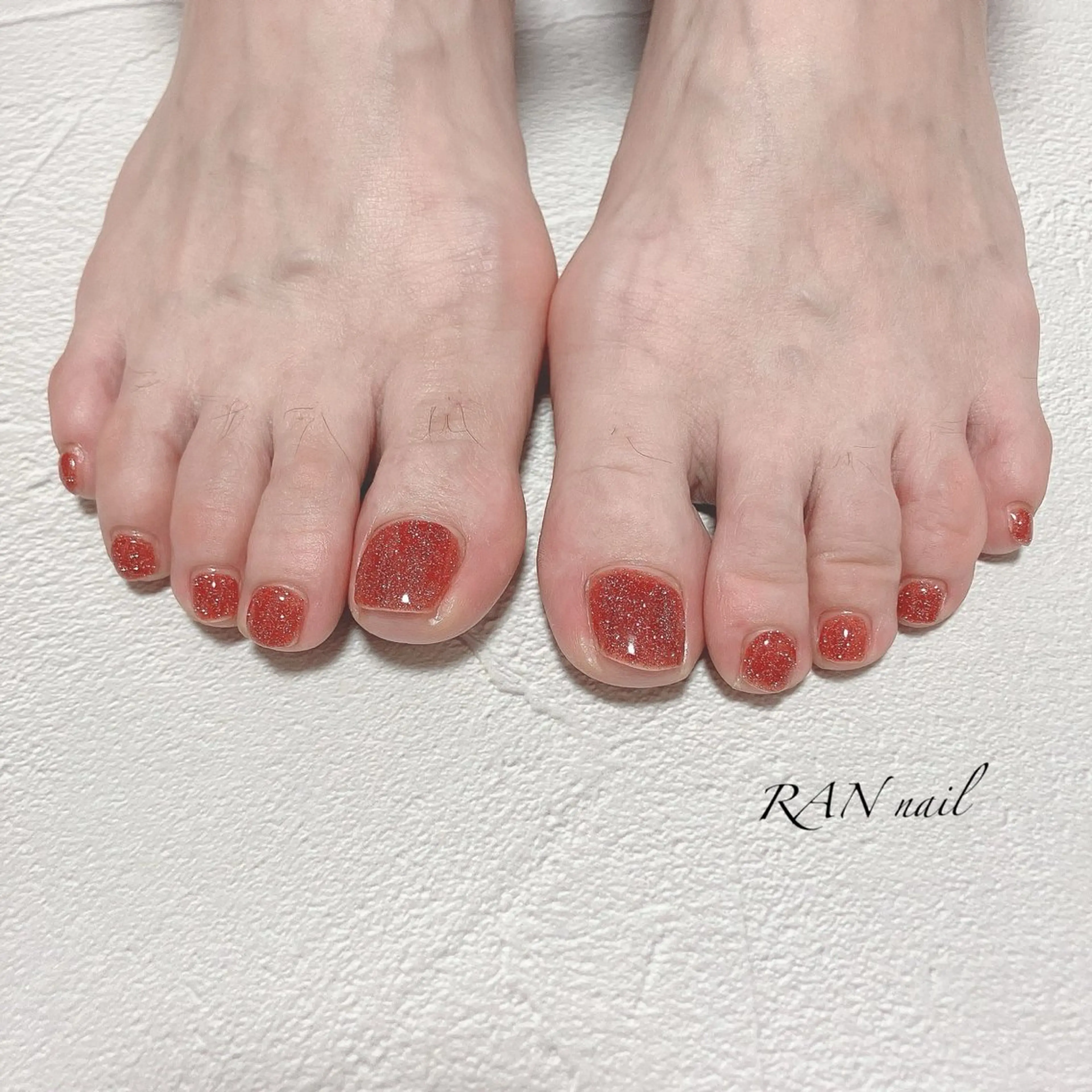 ネイル フットネイル キラキラネイル ワンカラーネイル 赤色 夏ネイル ハンドネイル フットネイル RAN nailのネイルデザイン