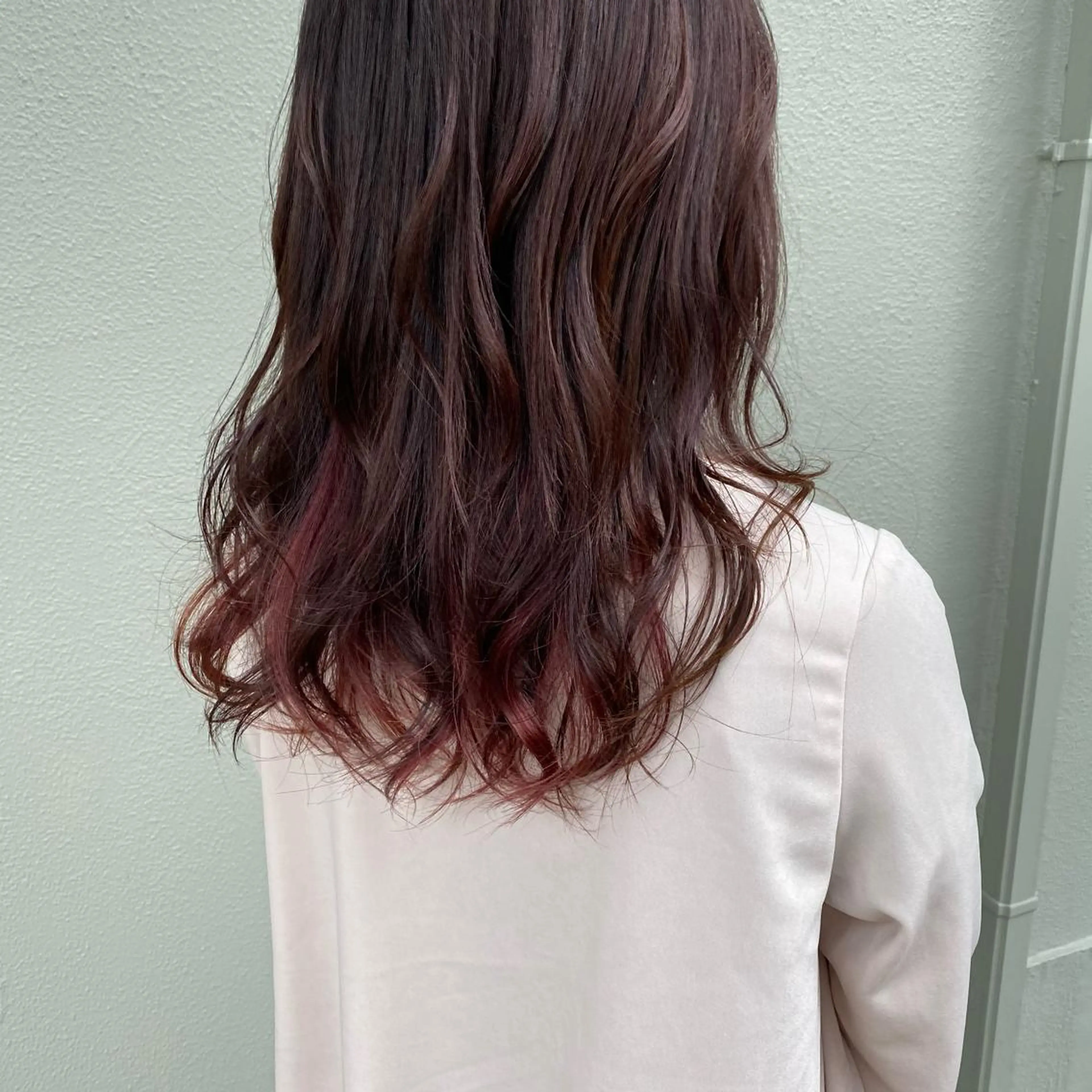 ロング カラー カシス インナーカラー ピンクカラー 岡村 玲奈のヘアスタイル
