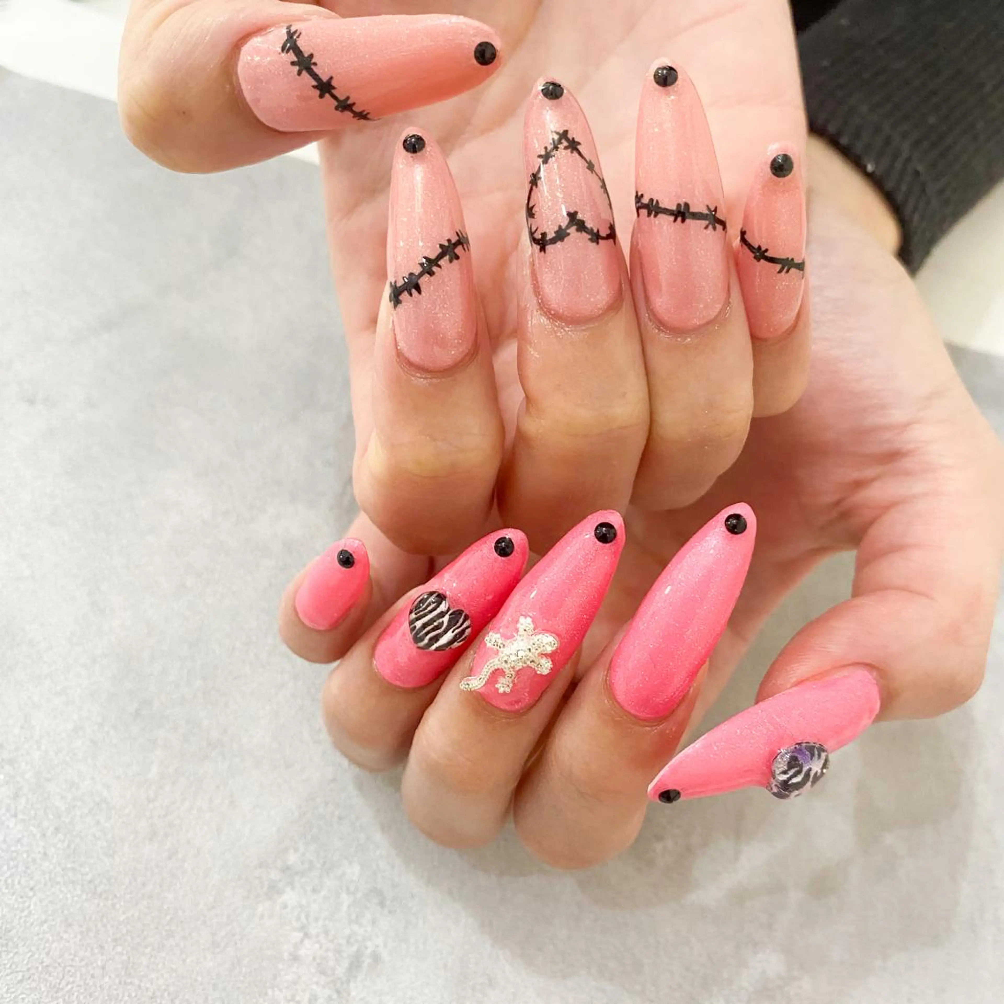 ネイル ハンドネイル ゴテゴテ💙ワンホン リオナのネイルデザイン