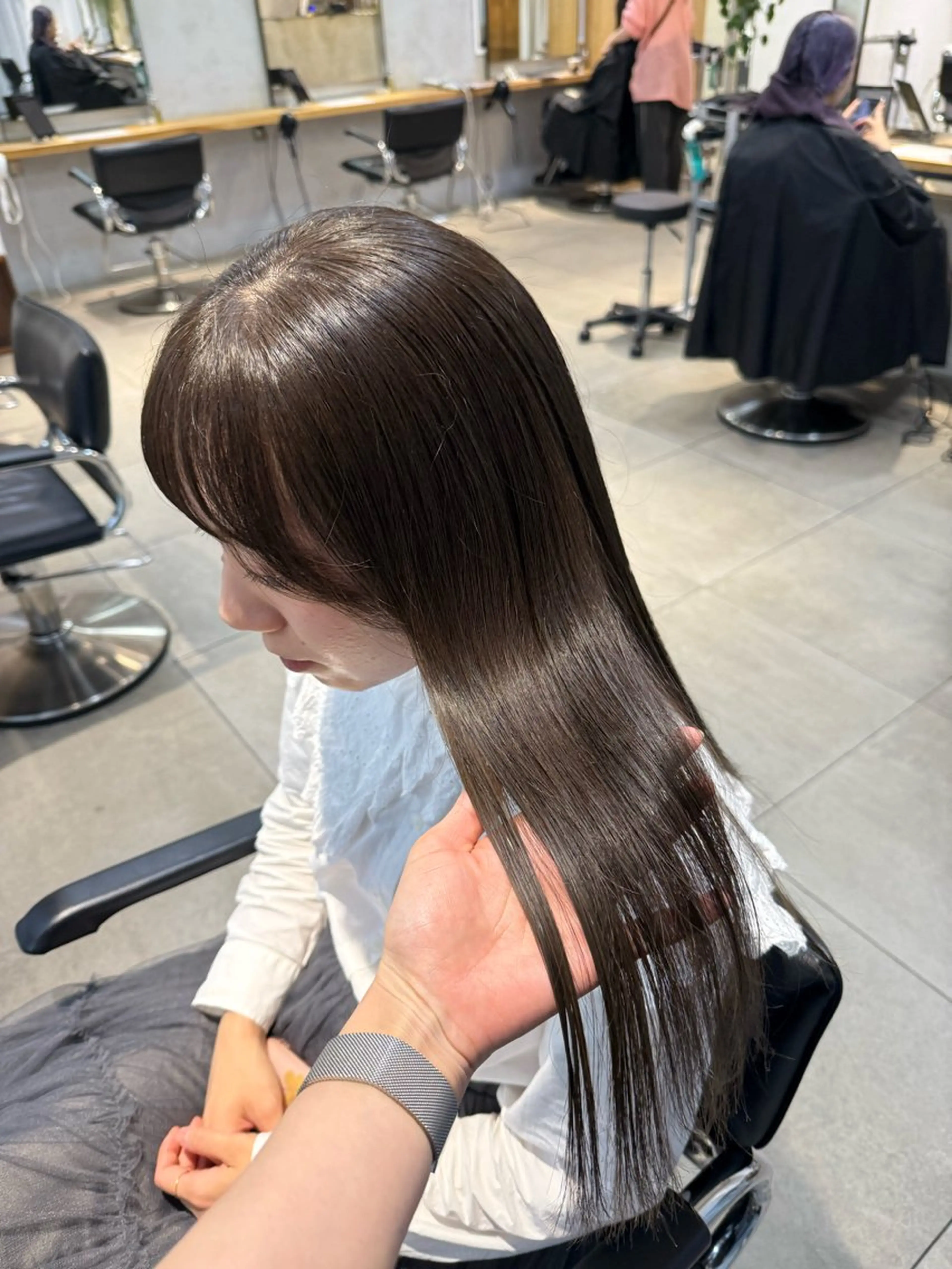 ロング カラー ミルクティー× グレージュMOMOのヘアスタイル