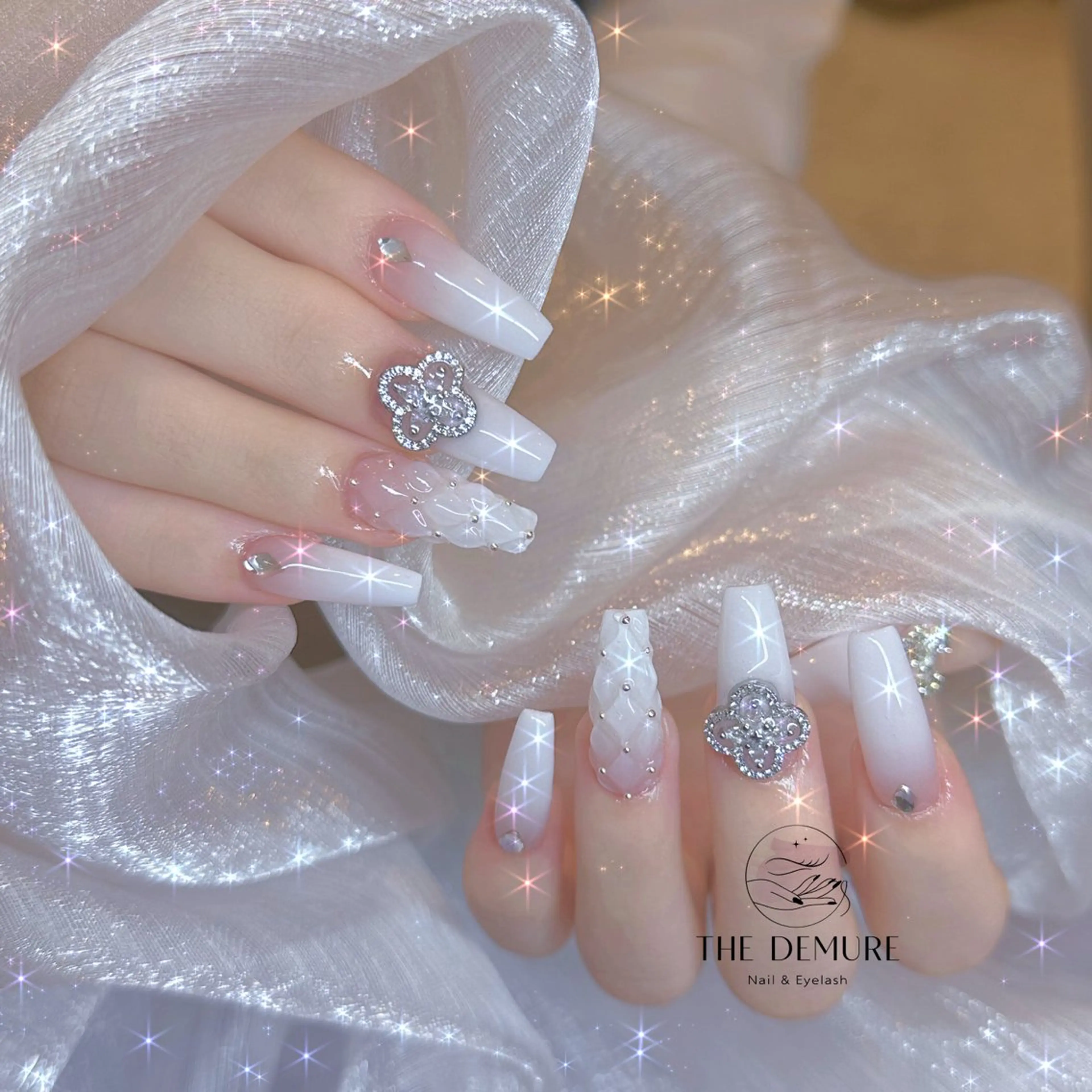 ネイル アートネイル キラキラネイル 韓国ネイル 水色 ロングネイル ハンドネイル ハンドケア NailDemure 【銀座店】のネイルデザイン