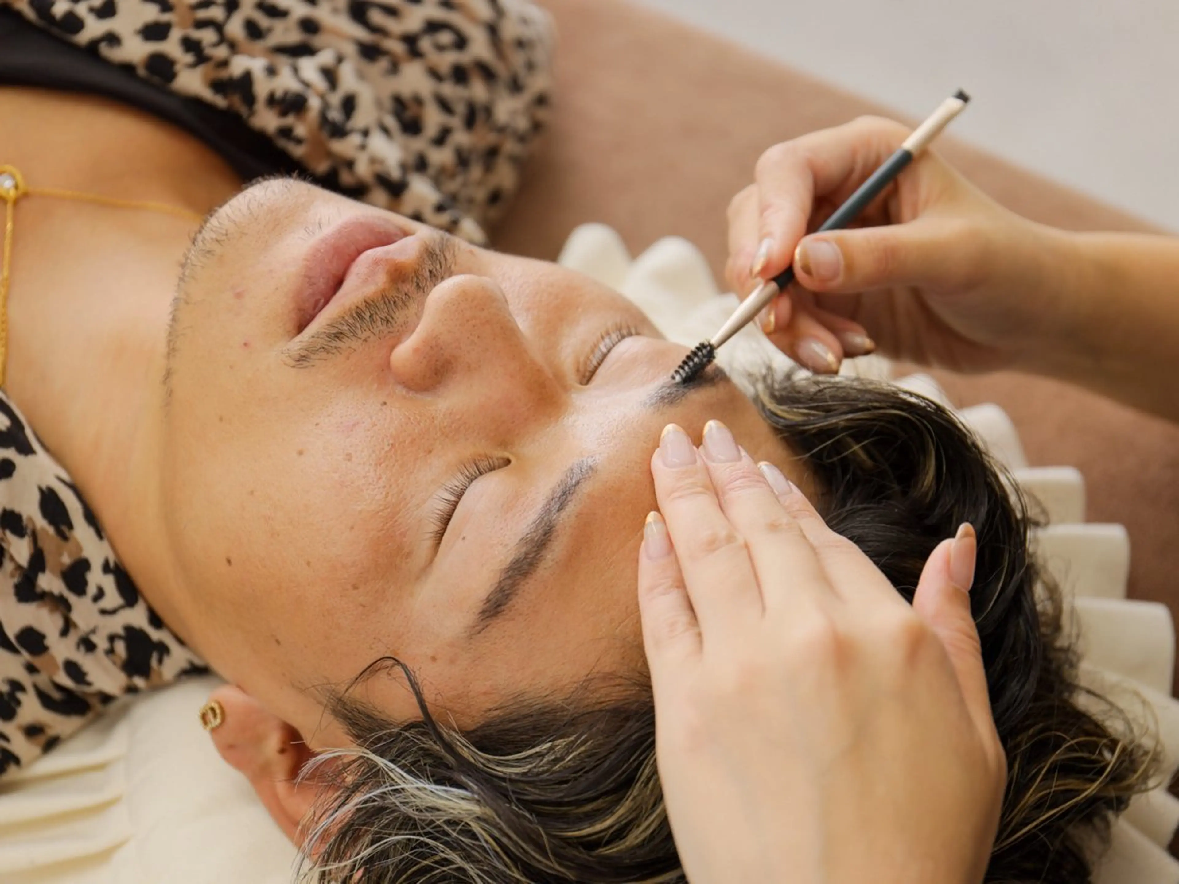 メンズ アイブロウ ハリウッドブロウリフト メンズアイブロウ 眉毛ワックス脱毛 Mr.&Ms.脱毛/ ピーリング/RINAのエステ・リラクイメージ