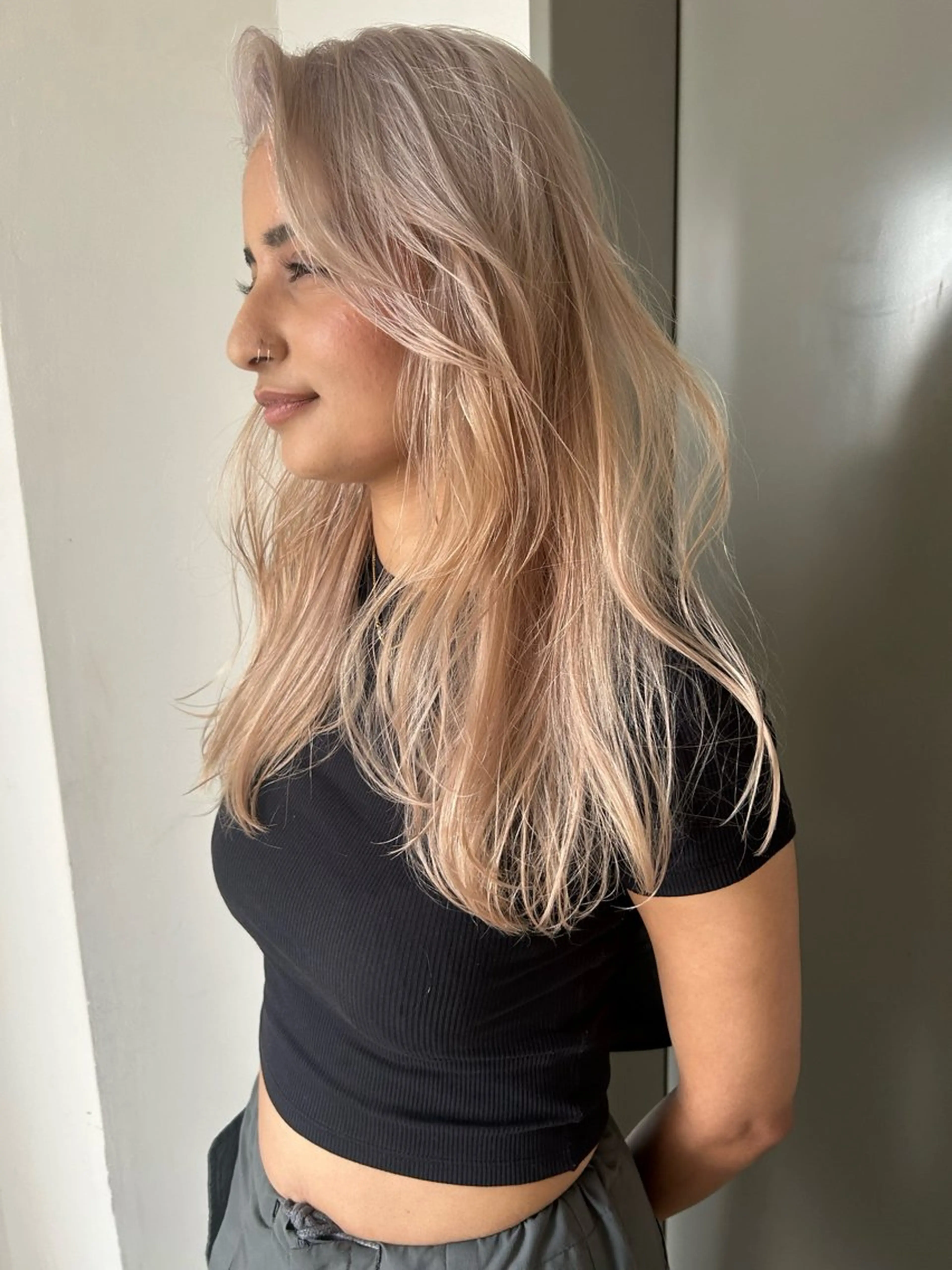 ロング カラー ベージュカラー ブロンド ブロンドベージュ ハイトーンカラー カット ヘアカラー トリートメント Loom.所属・村上雅人 ナチュラルモードのヘアスタイル