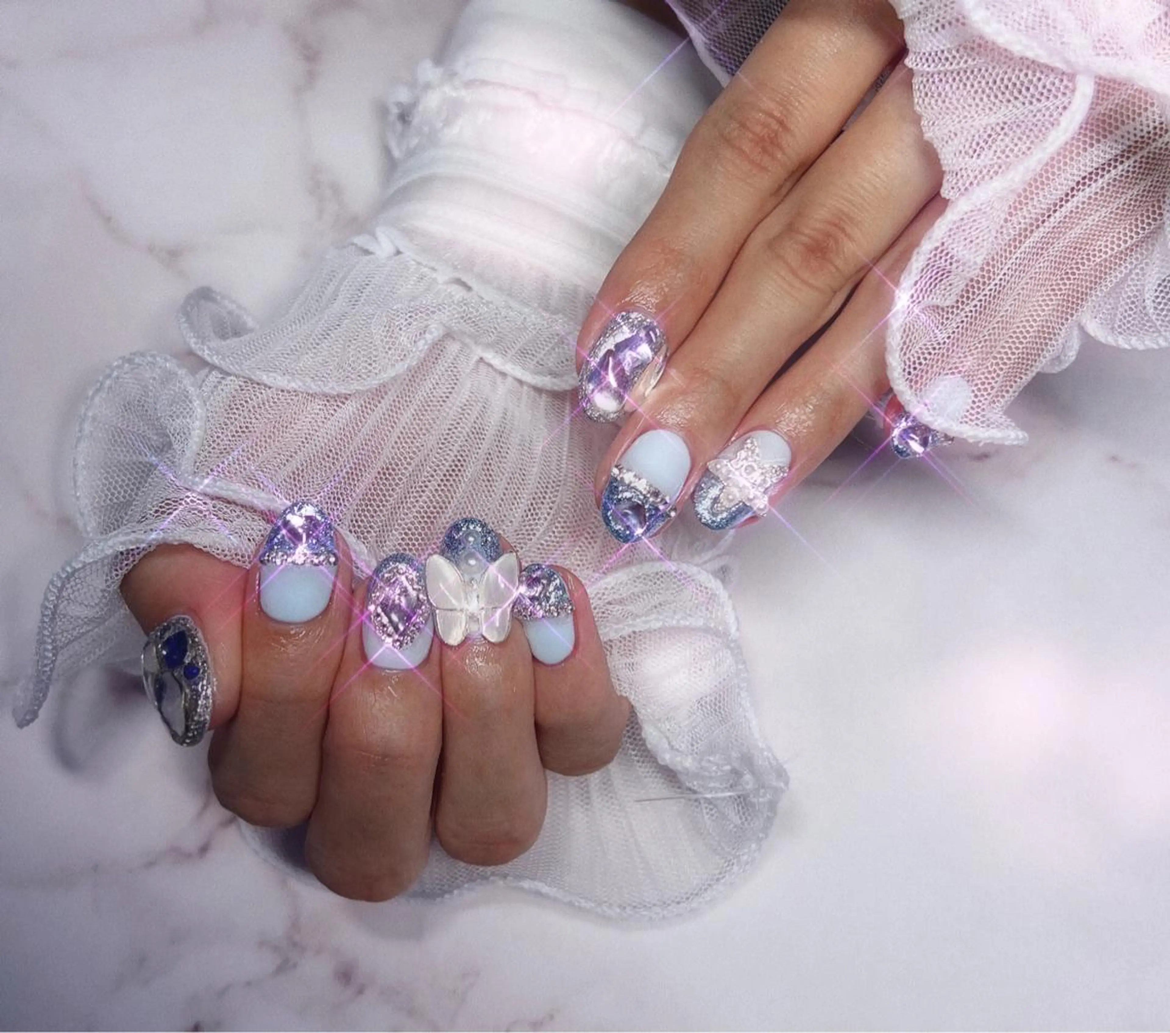 ネイル オーロラネイル フレンチネイル ジェルネイル キラキラネイル 韓国ネイル ちゅるんネイル🪄 耳ツボジュエリー🔗のネイルデザイン