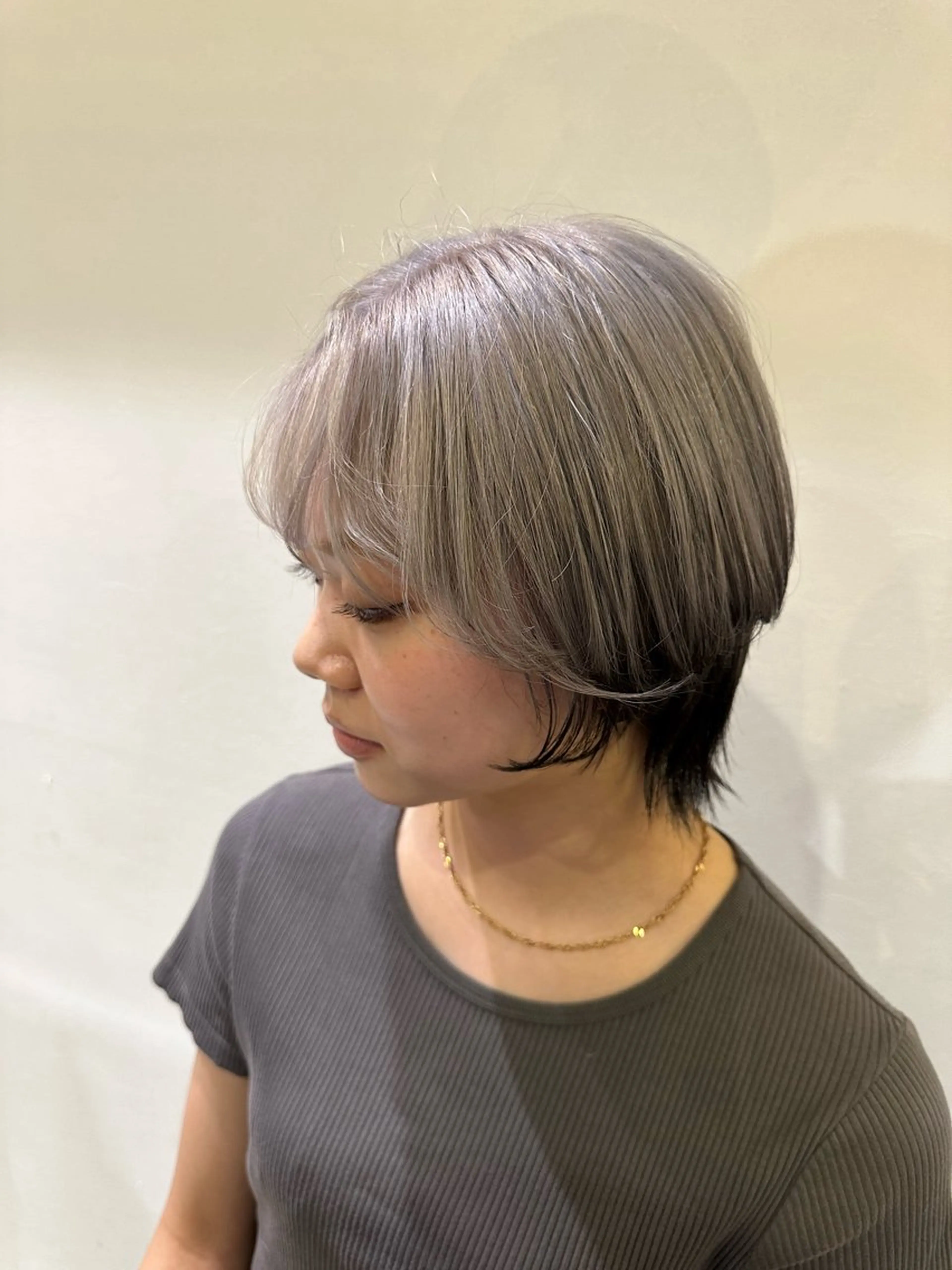 ショート カラー 黒髪 シルバー ヘアカラー トリートメント 伊藤 旭華のヘアスタイル