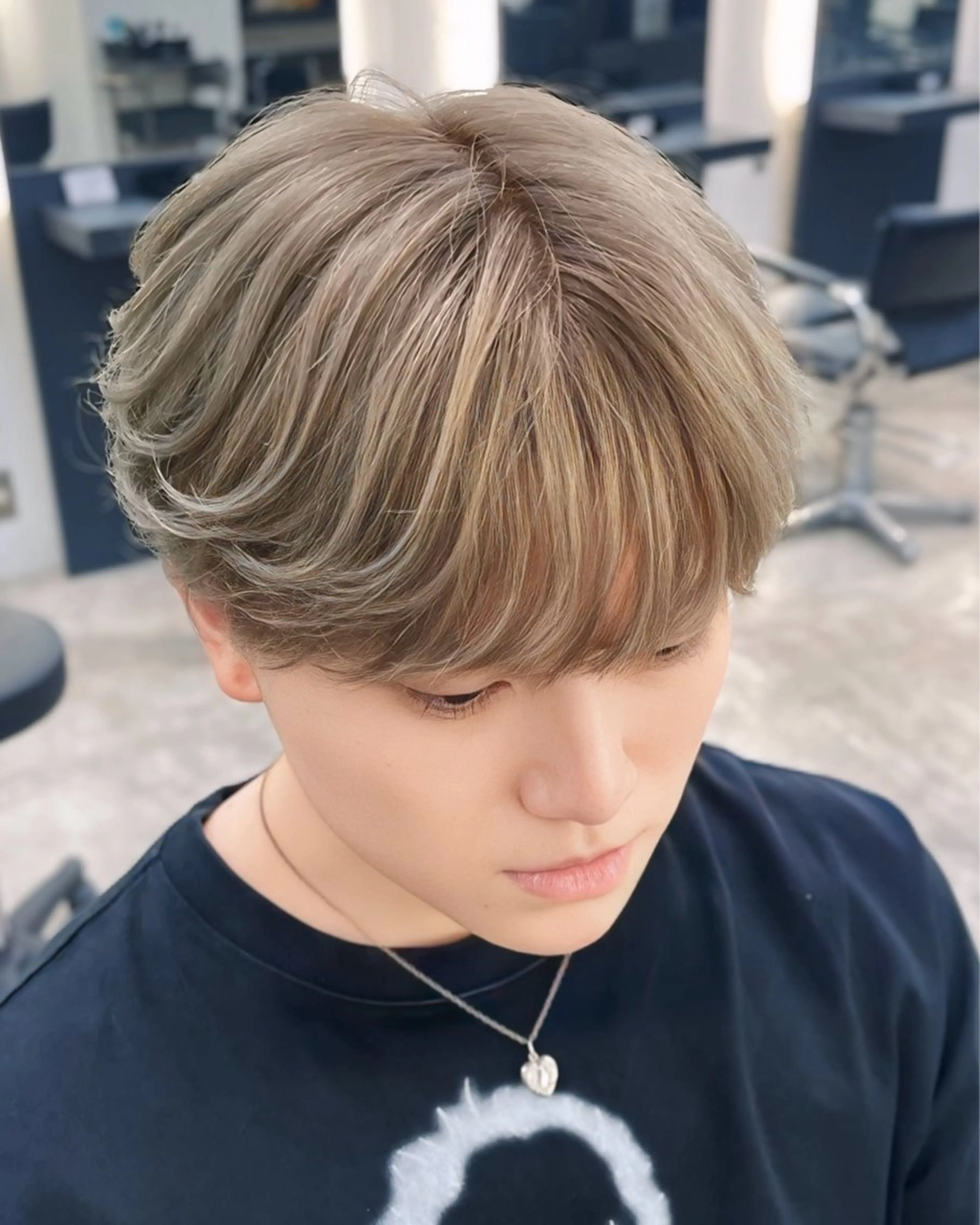 ショート カラー メンズ メンズブリーチ ベージュカラー ブリーチ シルバー シルバーベージュ カット ヘアカラー トリートメント メンズカラー、パーマ /KANTAのヘアスタイル