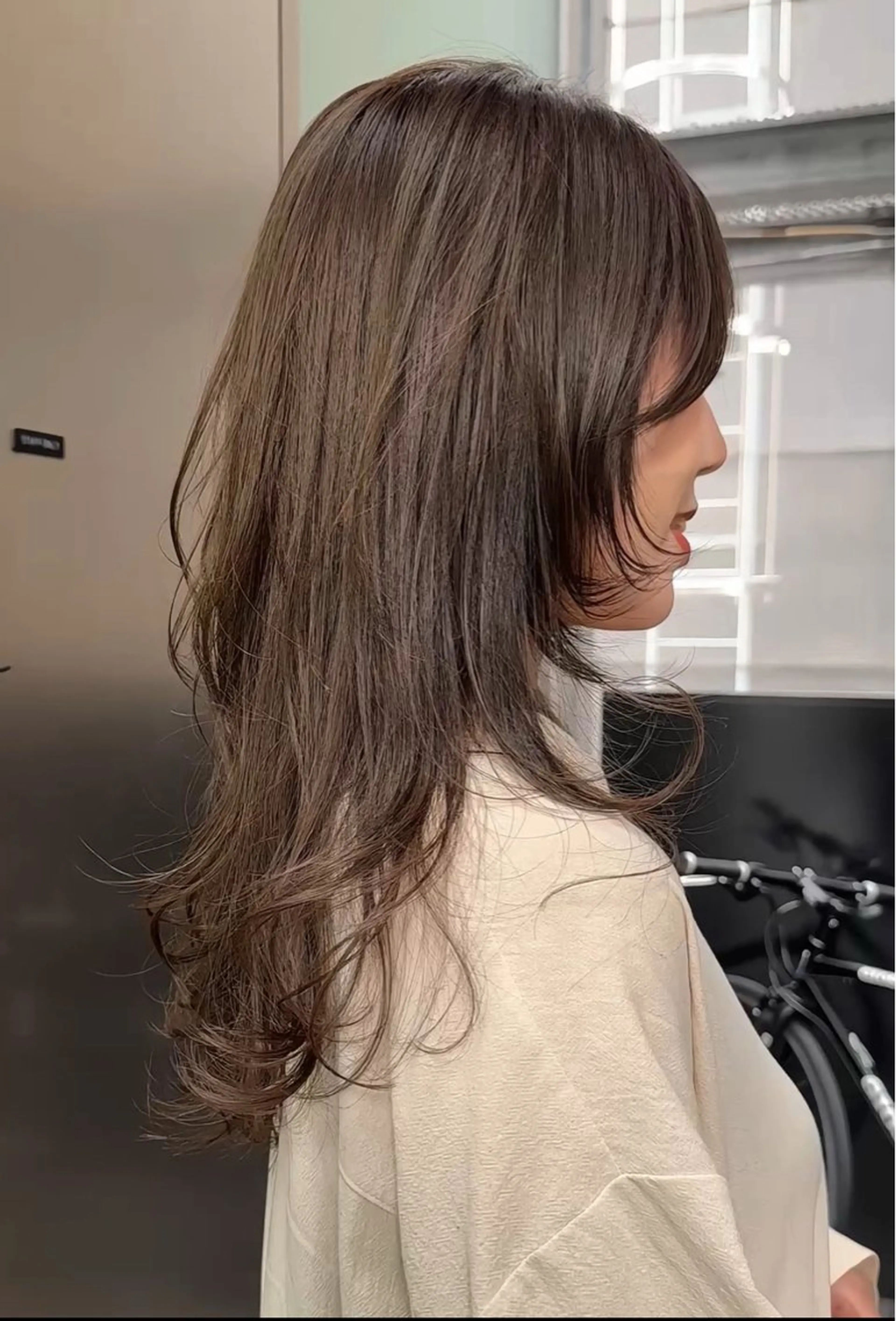 セミロング カラー ベージュカラー ブリーチ ブリーチなしカラー オリーブベージュ 顔周りカット カット ヘアカラー トリートメント CHERIEブリーチ ダブルカラー　天神のヘアスタイル