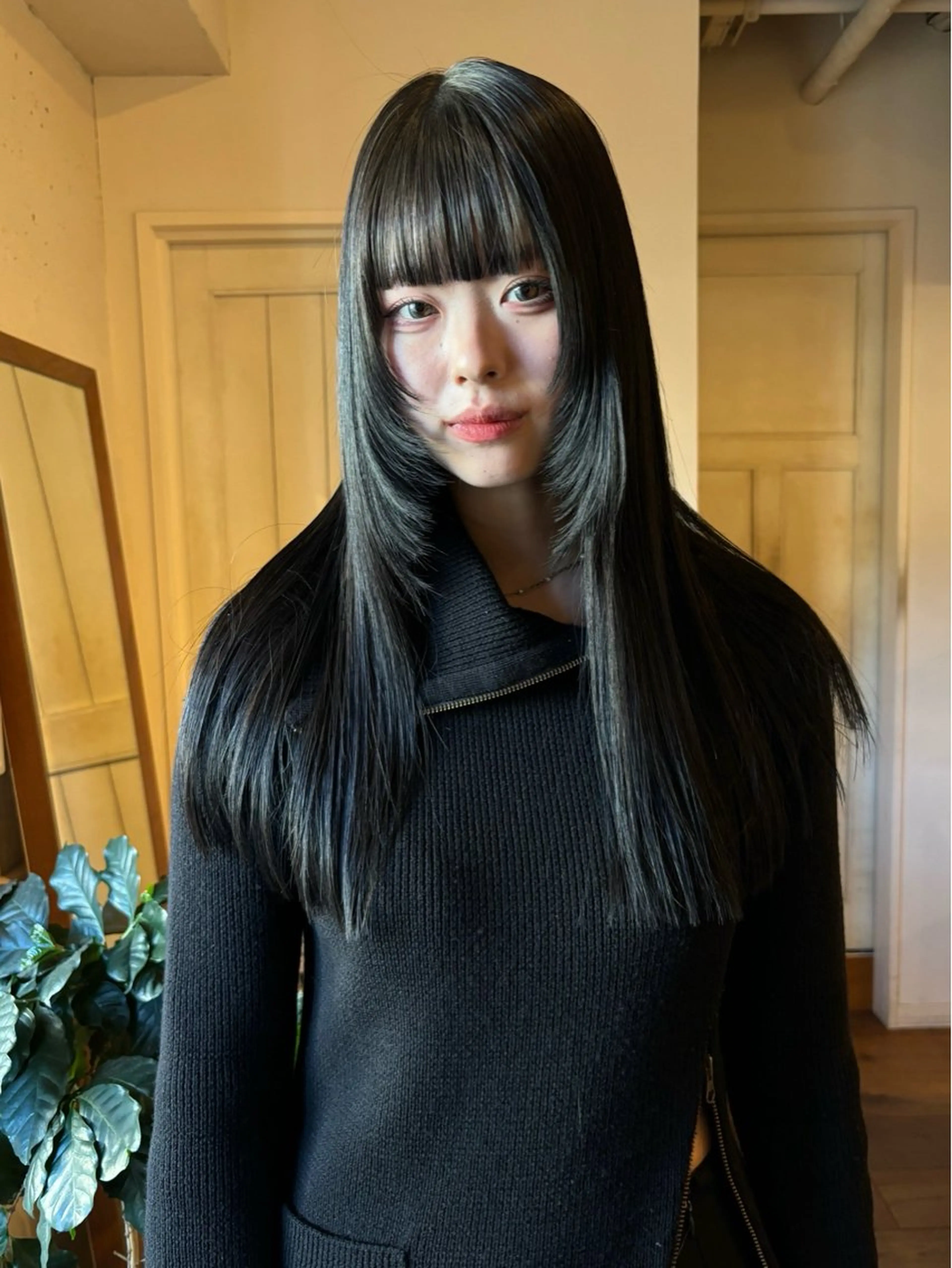 ロング カラー 黒髪 顔まわりレイヤー レイヤーカット ロング ファッションに 溶け込むstyleのヘアスタイル