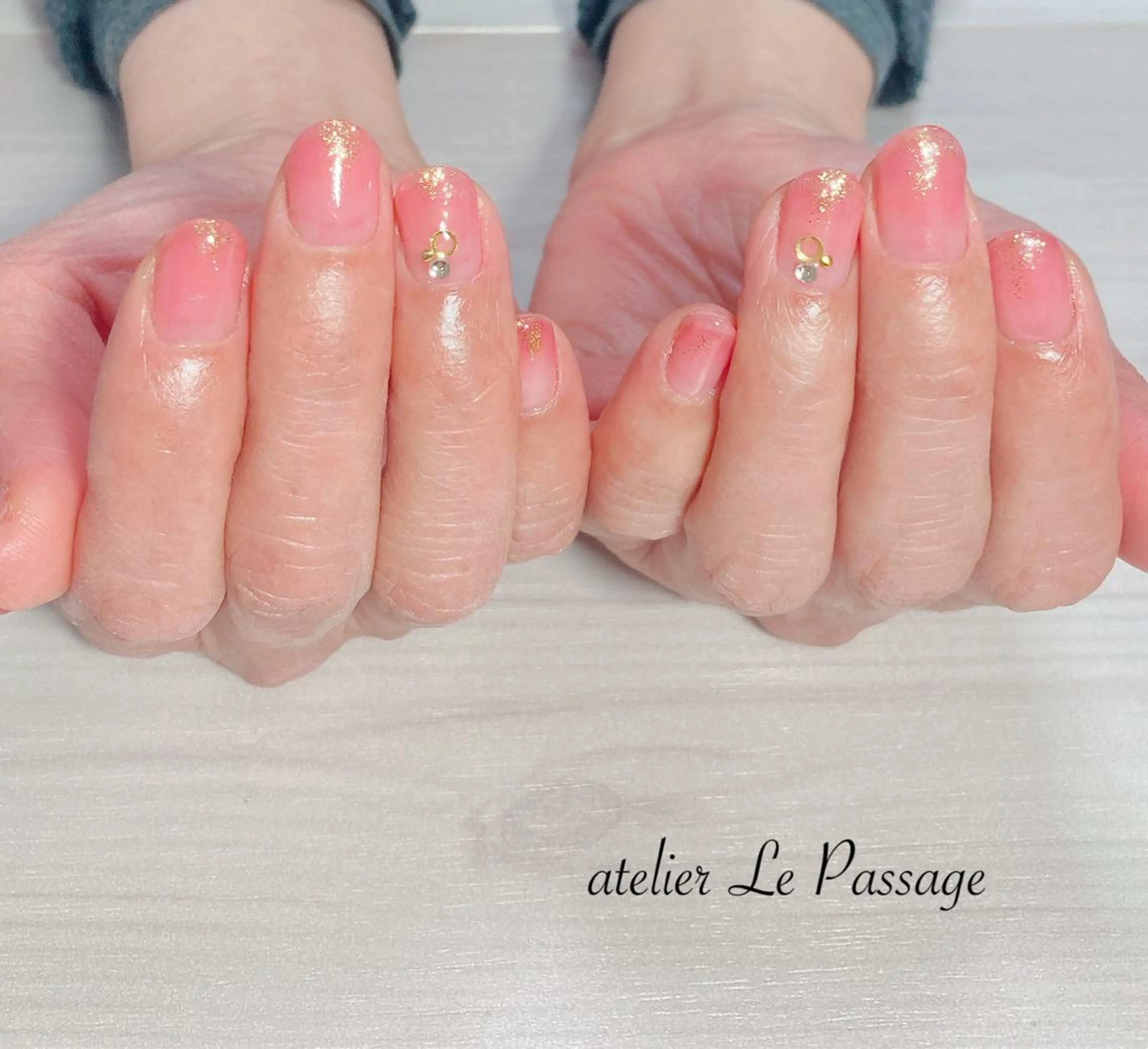 ネイル ジェルネイル グラデーション キラキラネイル ラメ(グリッター) オフィスネイル h nakatsukaのネイルデザイン