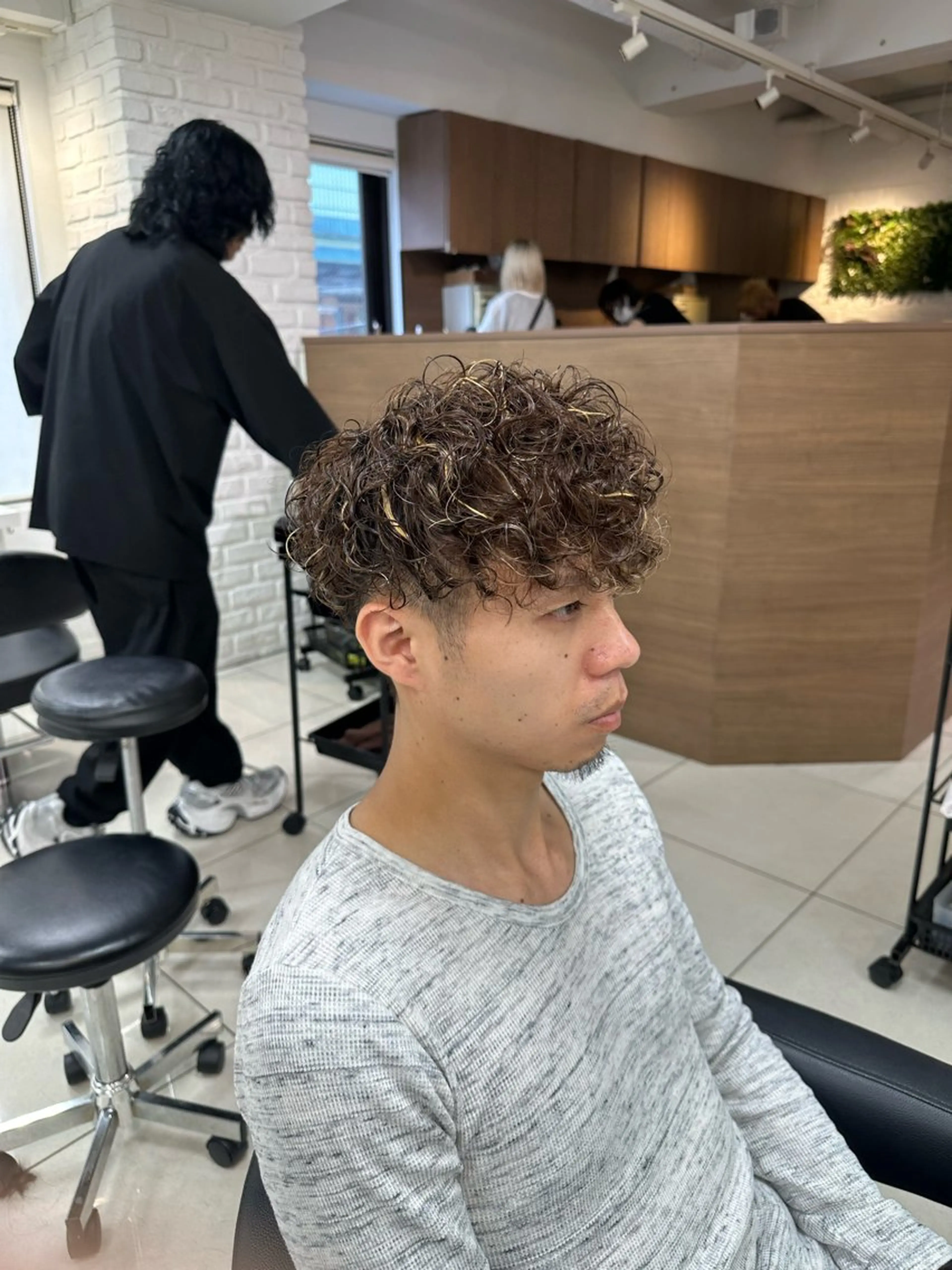 ショート パーマ メンズ メンズハイライト スペインカール ハイライト カット ヘアカラー パーマ フェザーパーマ職人 🪶ryosukeのヘアスタイル