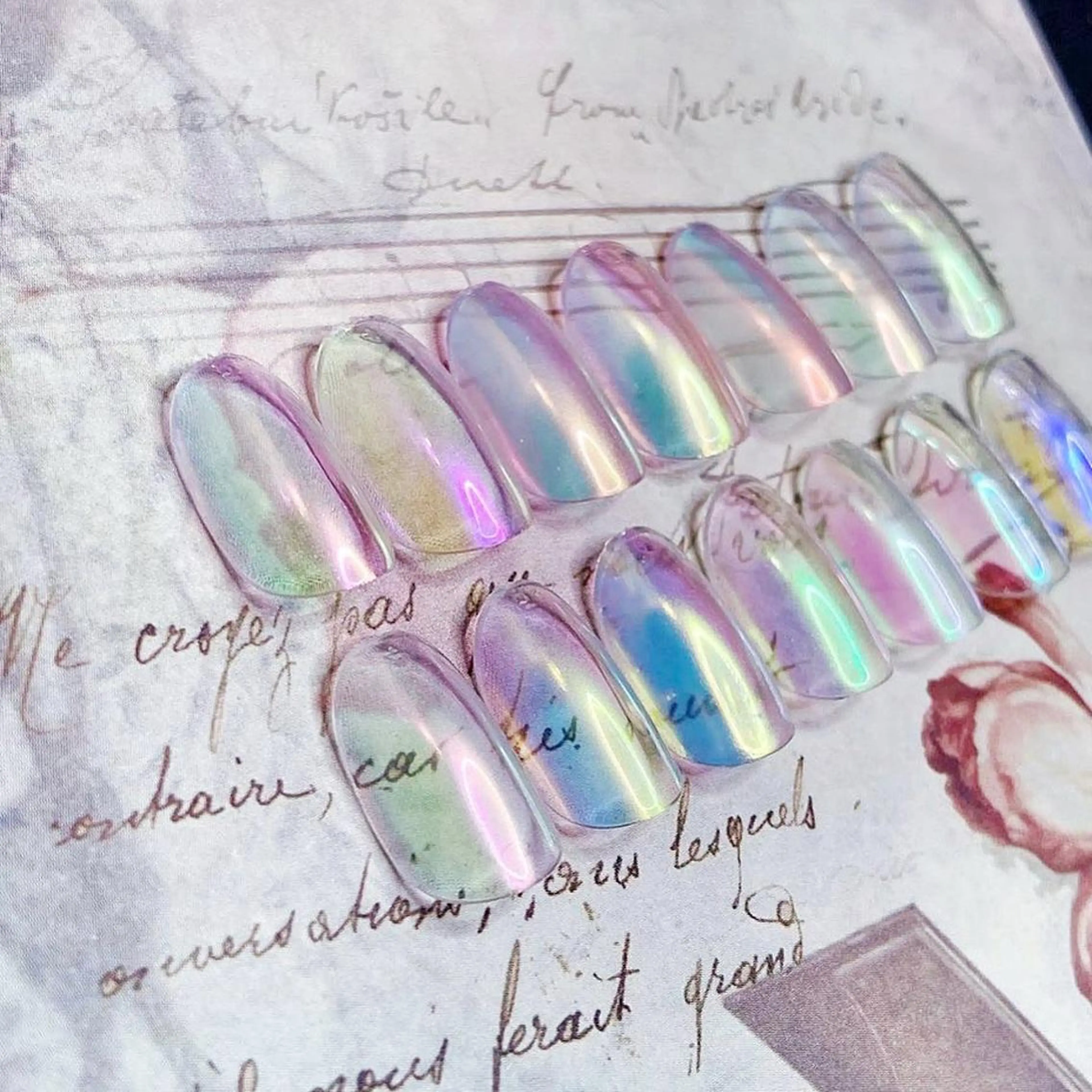 ネイル オーロラネイル ミラーネイル NOI ROUGEのネイルデザイン