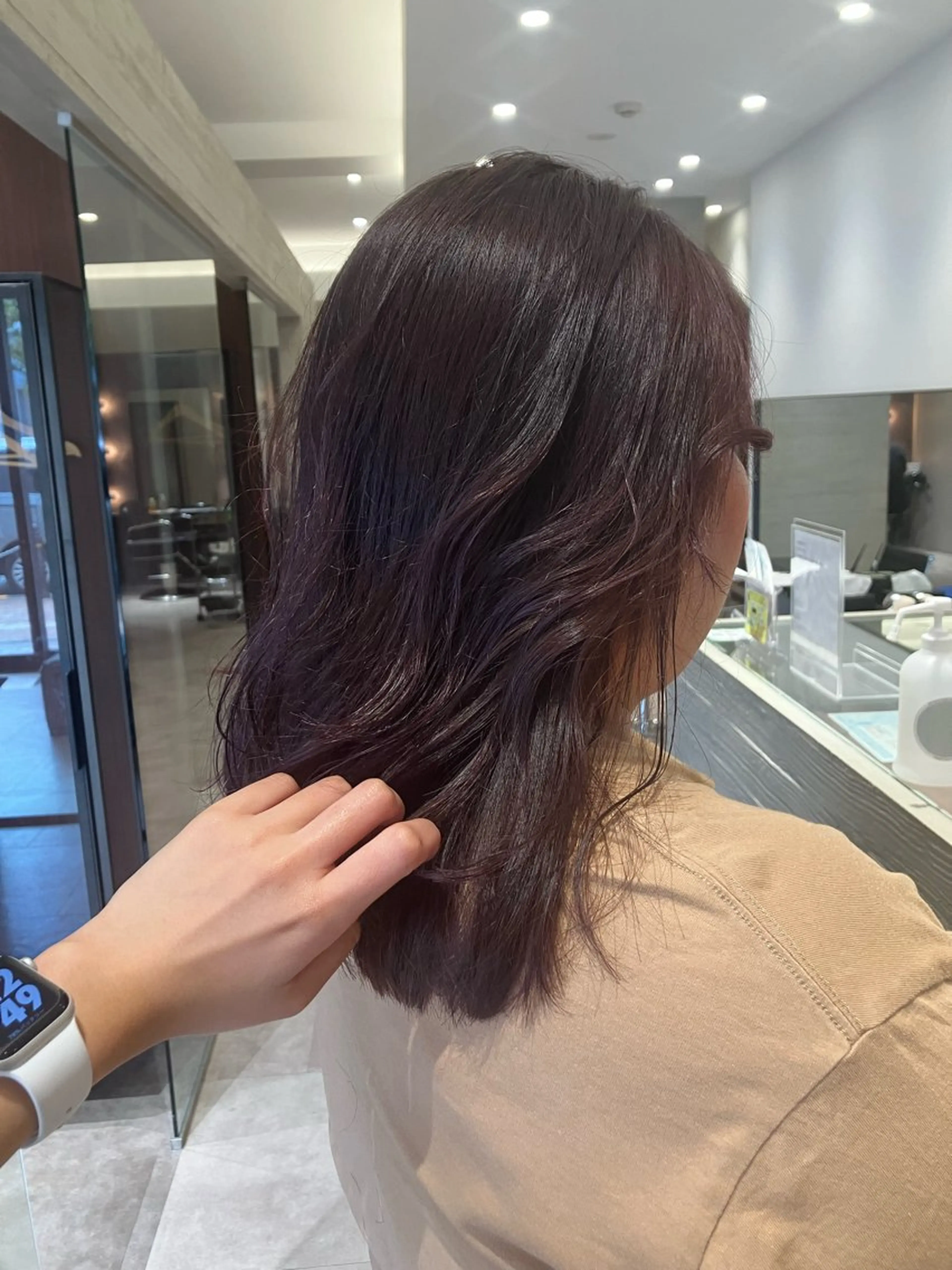 セミロング カラー サキ🤍ハイトーン 🩰くびれ巻きヘアのヘアスタイル