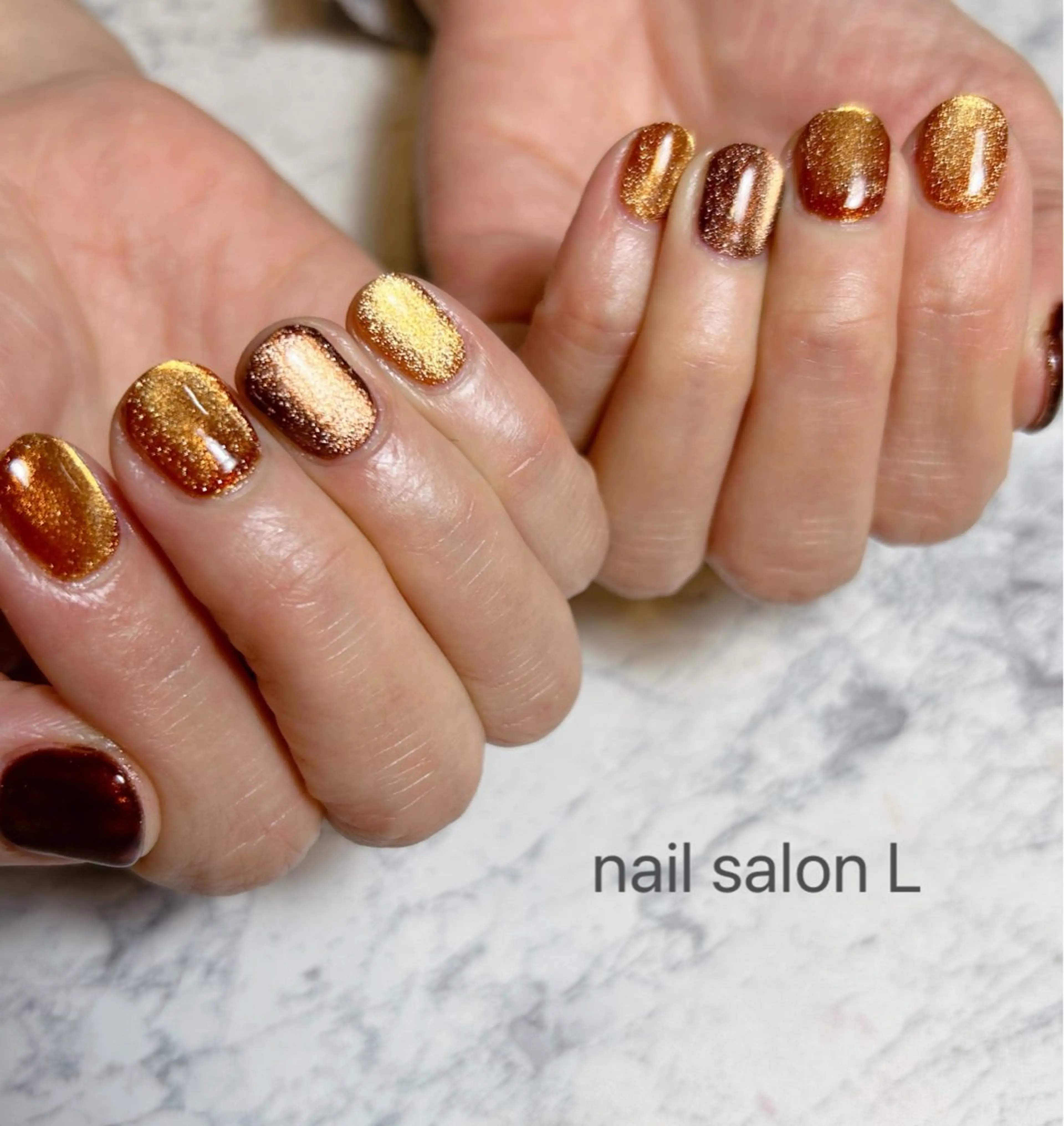 ネイル ブラウン キラキラネイル マグネットネイル ワンカラーネイル フットネイル 吉川市 ネイルサロンLのネイルデザイン