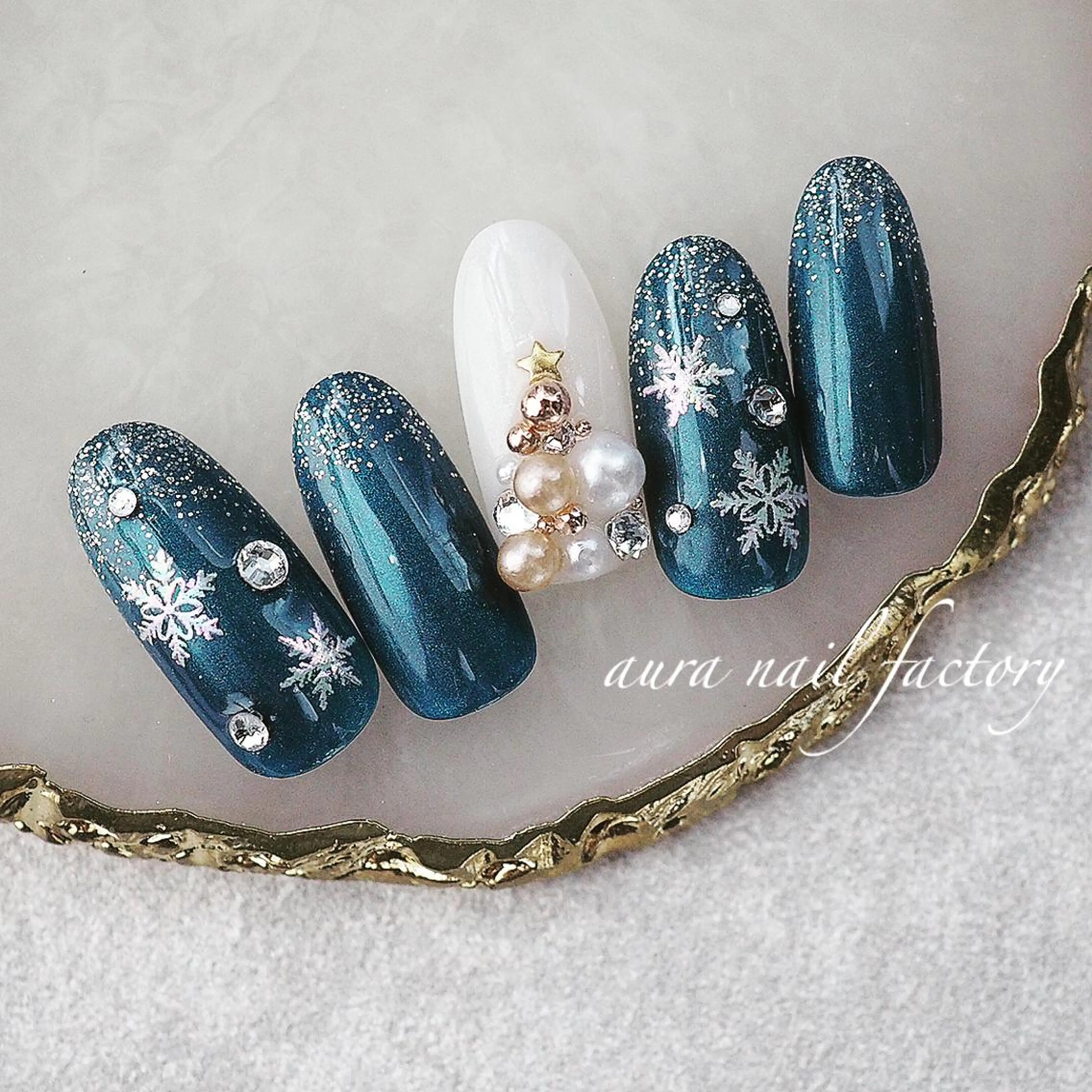 ミディアム カラー ネイル クリスマス ニュアンスネイル 赤色 冬ネイル クリスマス 赤羽 aura 深爪を断らない✨のネイルデザイン