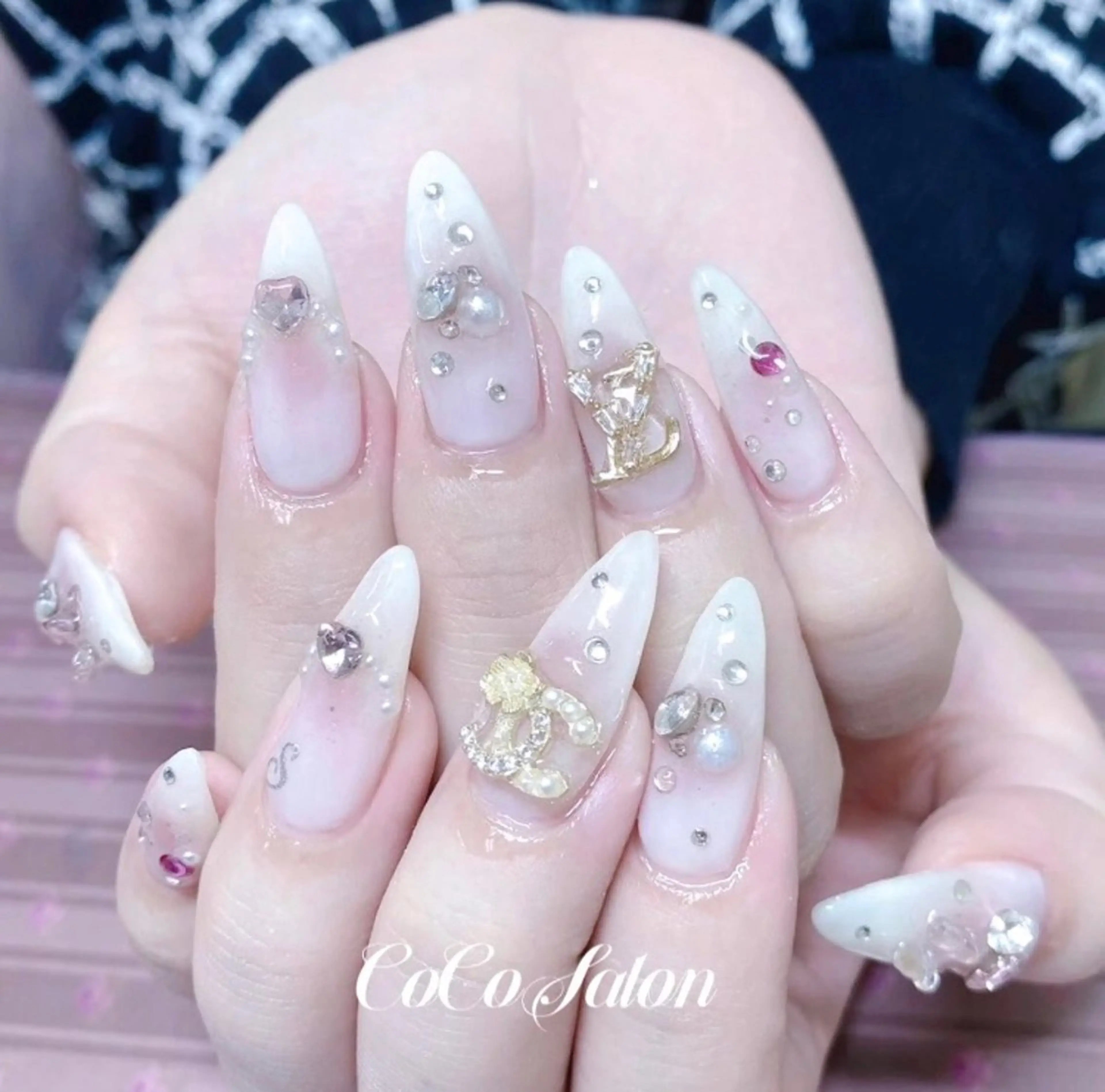 ネイル チークネイル ジェルネイル キラキラネイル 春ネイル ホワイト CoCo Salon ネイル/睫毛/脱毛のネイルデザイン