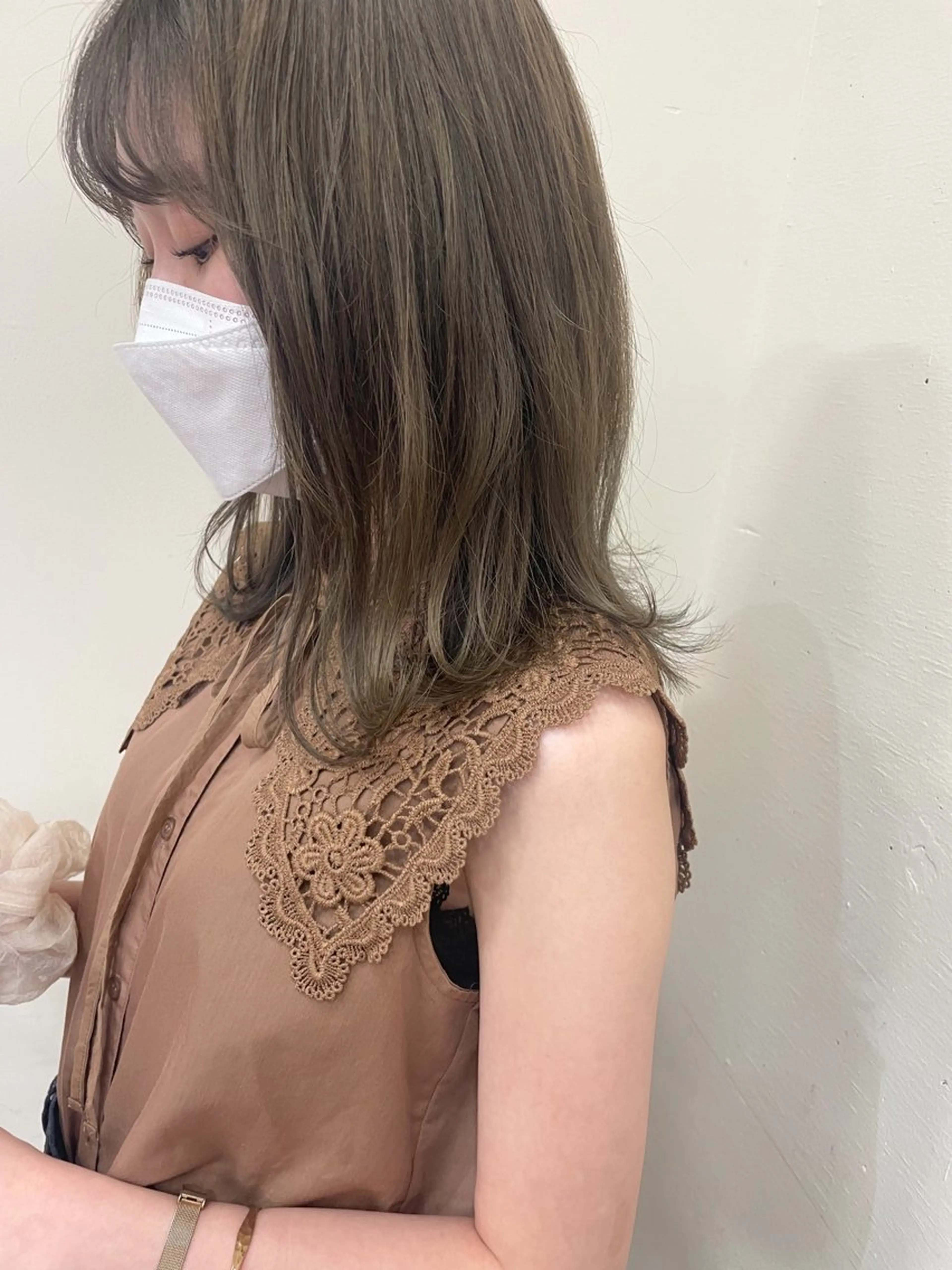 セミロング カラー ベージュカラー オリーブベージュ 戸丸 絵夢のヘアスタイル