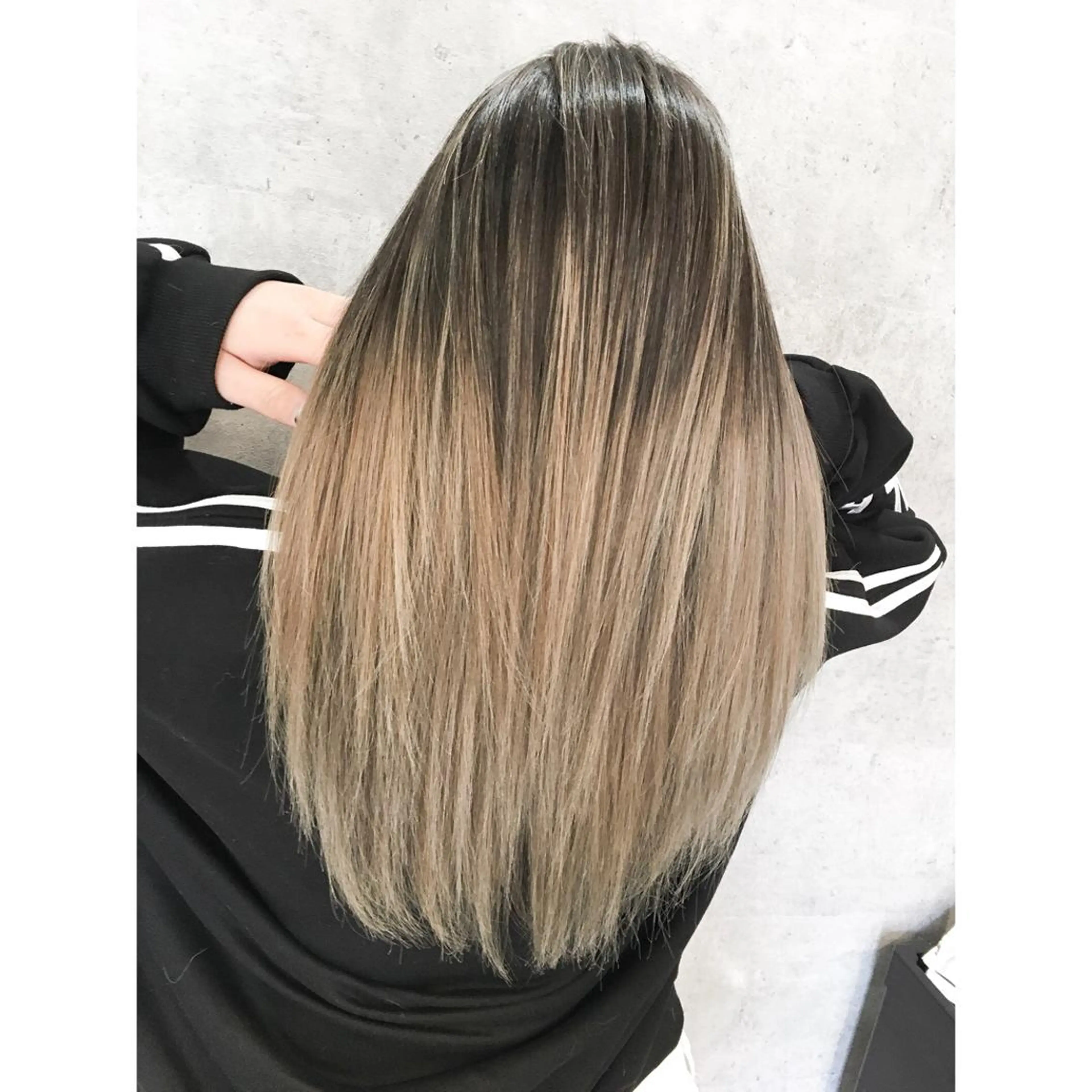 ミディアム カラー ヘアアレンジ ネイル マツエク・マツパ バレイヤージュ レイヤーカット トリートメント 井上 一平のヘアスタイル