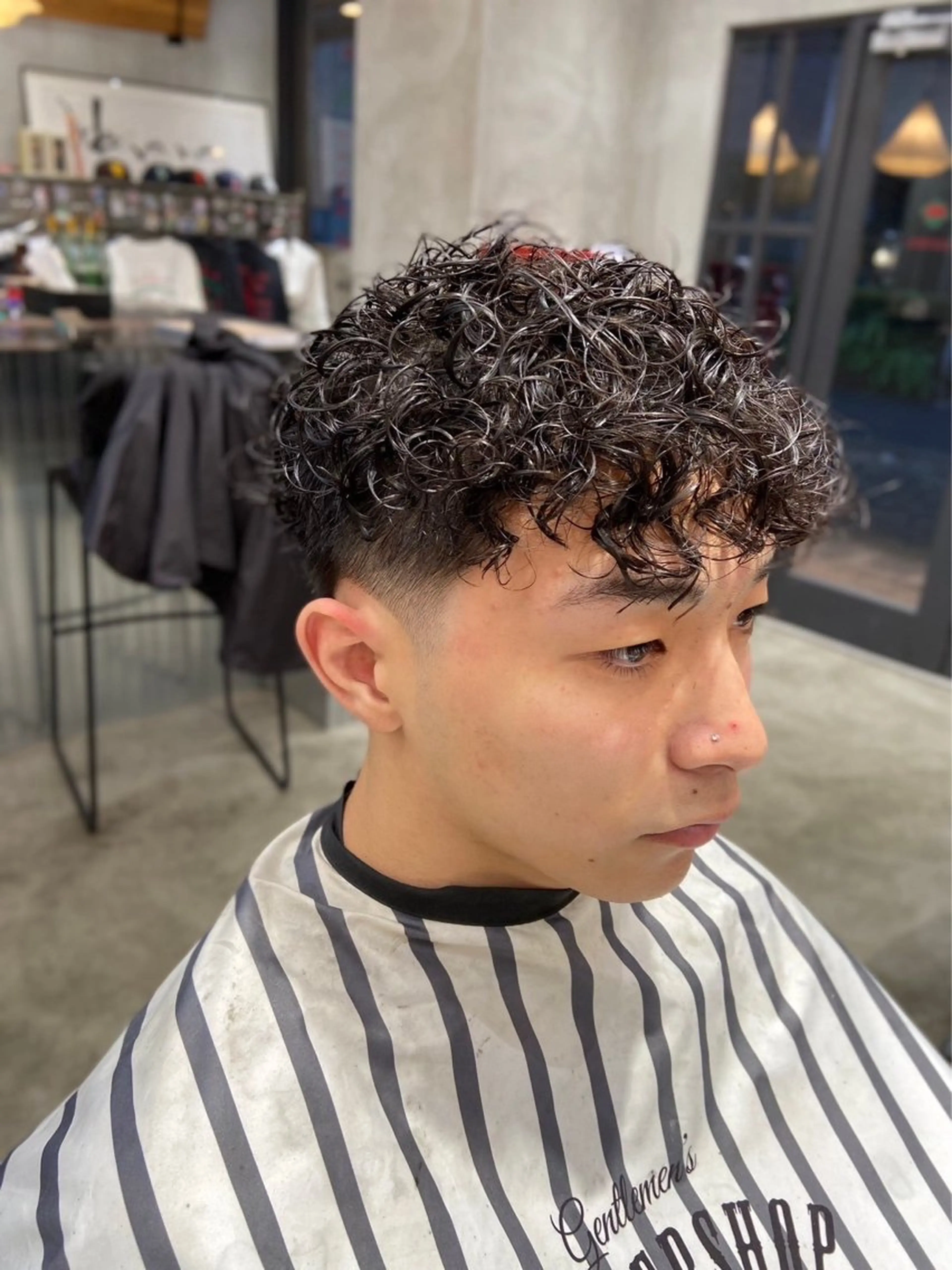 ショート ⚡メンズパーマフ ェードカットTomyのヘアスタイル