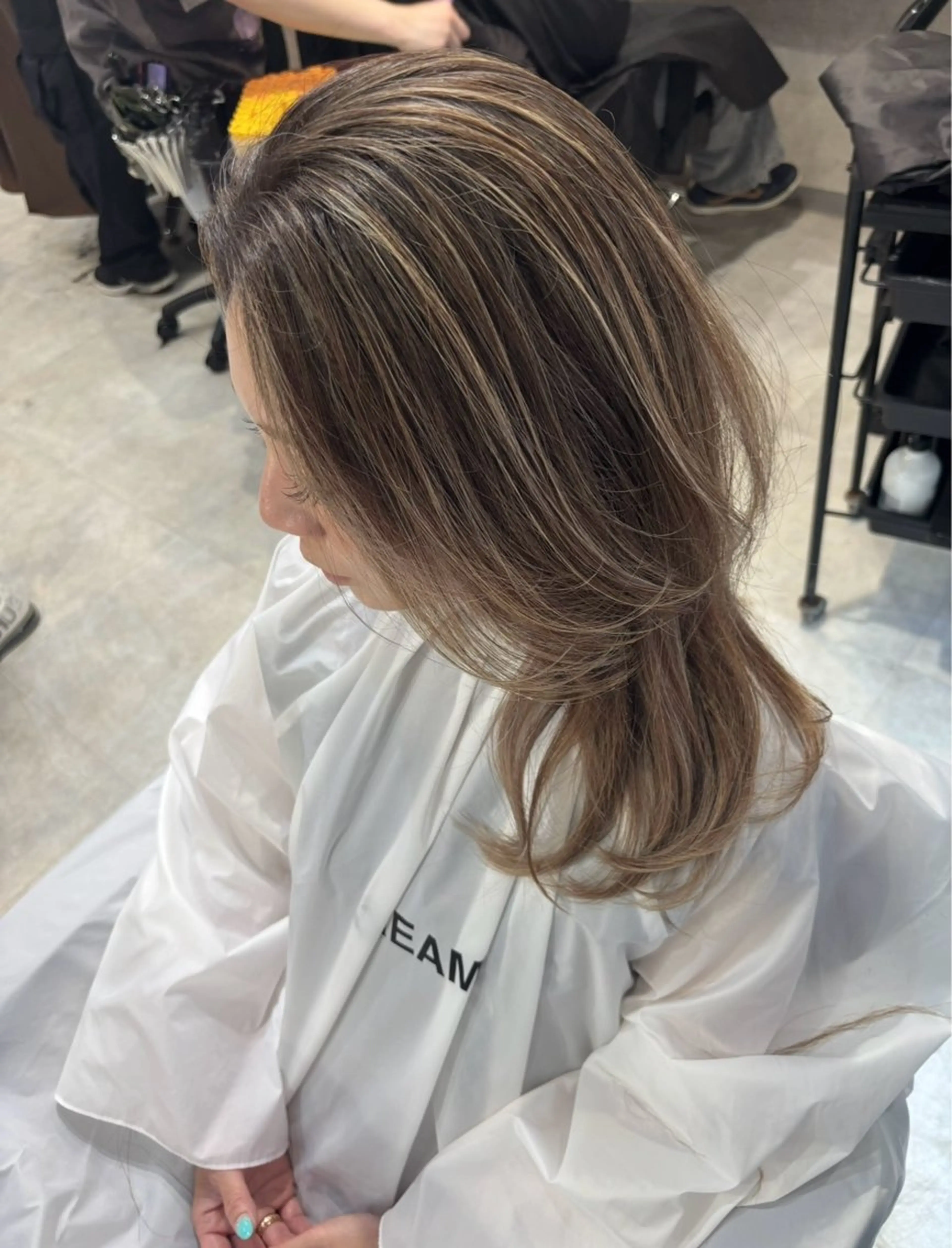 セミロング カラー ハイライトカラー くびれヘア ハッシュカット ハイライト レイヤーカット ヘアカラー 松井那津子 /ハイライトブリーチのヘアスタイル