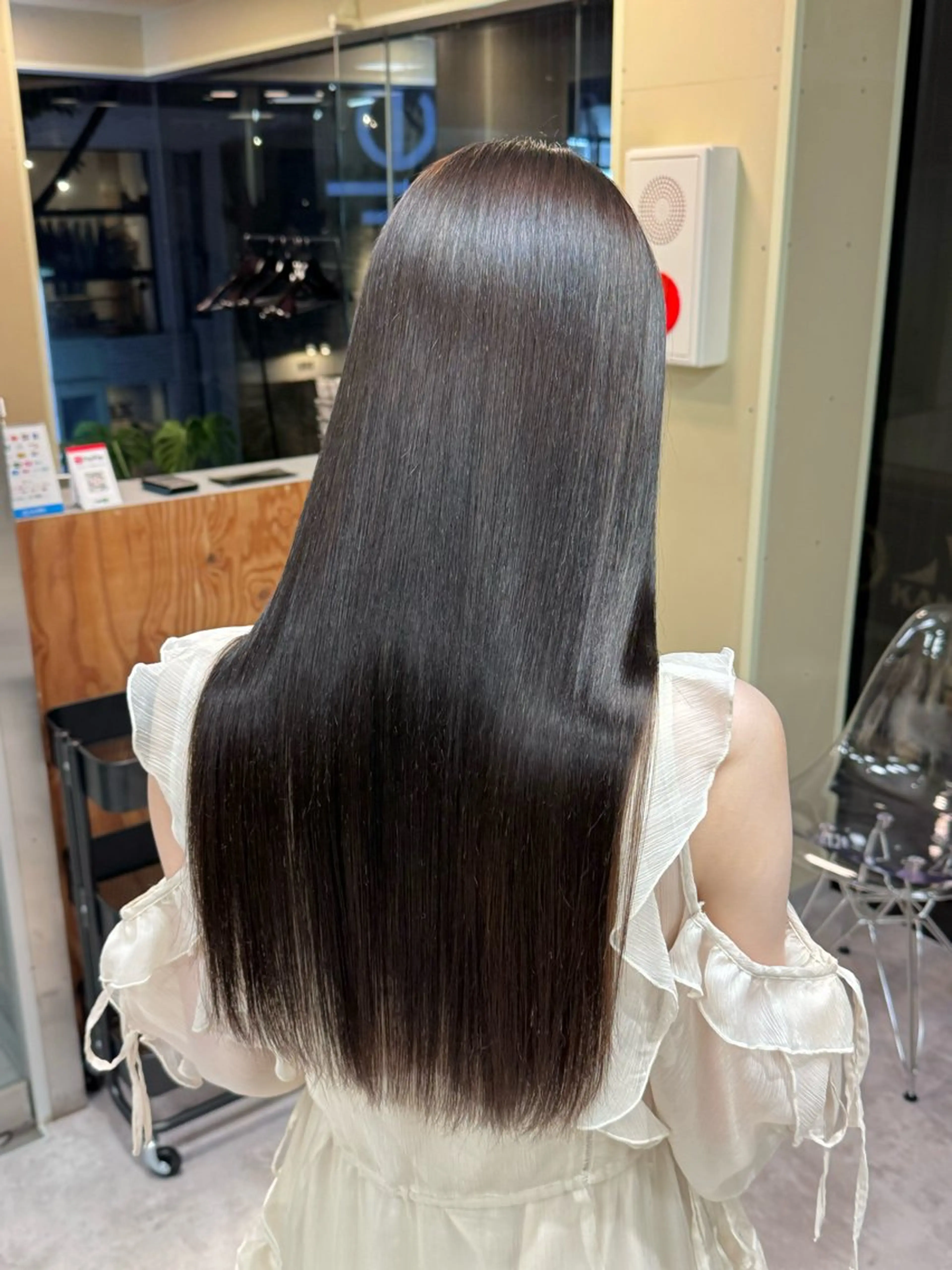 ロング パーマ ナチュラルに目を惹く デザイン/KOHNOのヘアスタイル