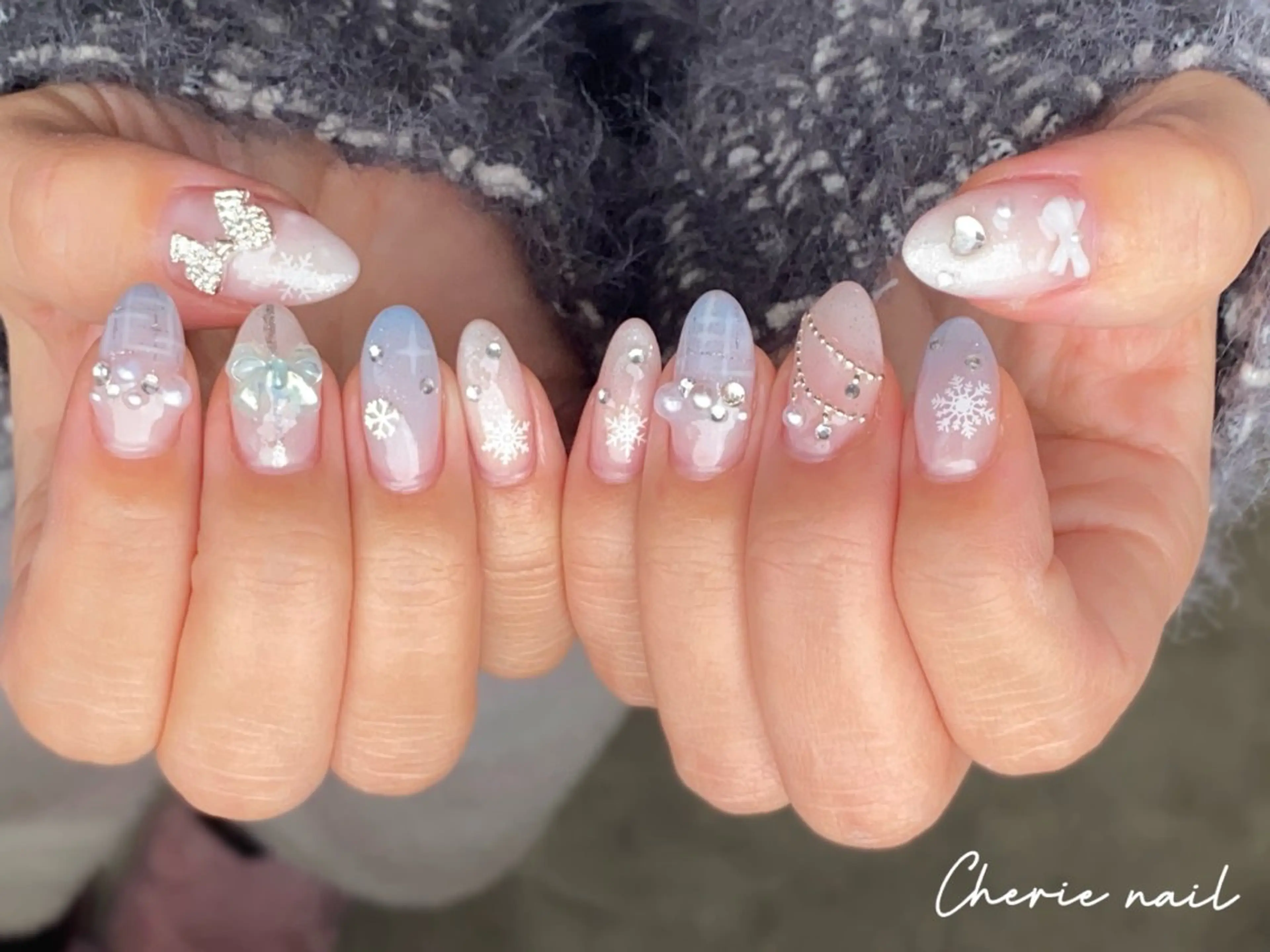 ネイル ブルー ジェルネイル リボン ホワイト 冬ネイル ハンドネイル Cherienail yunaのネイルデザイン