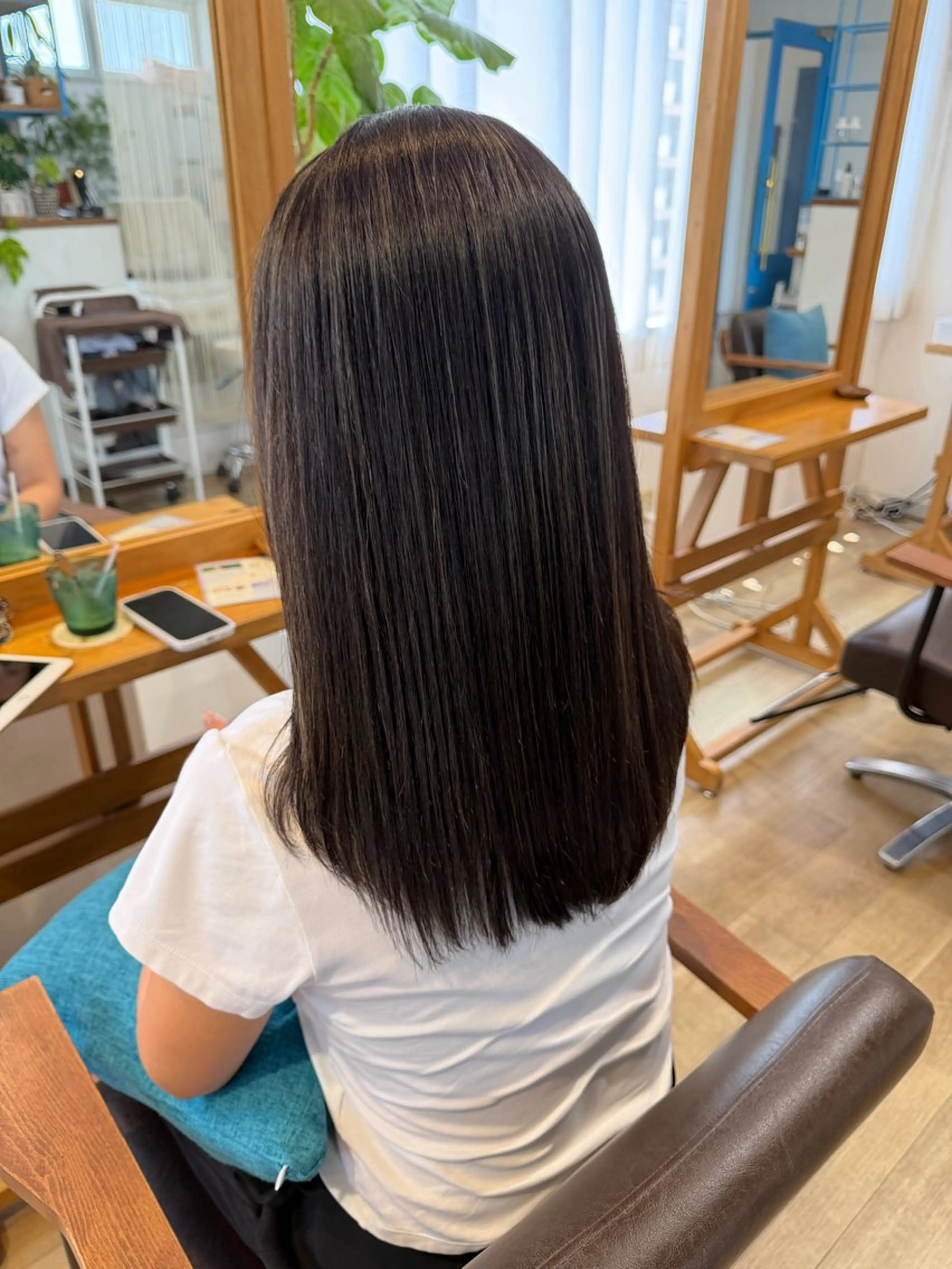 セミロング RENA｜透明感 カラー×癒しスパのヘアスタイル