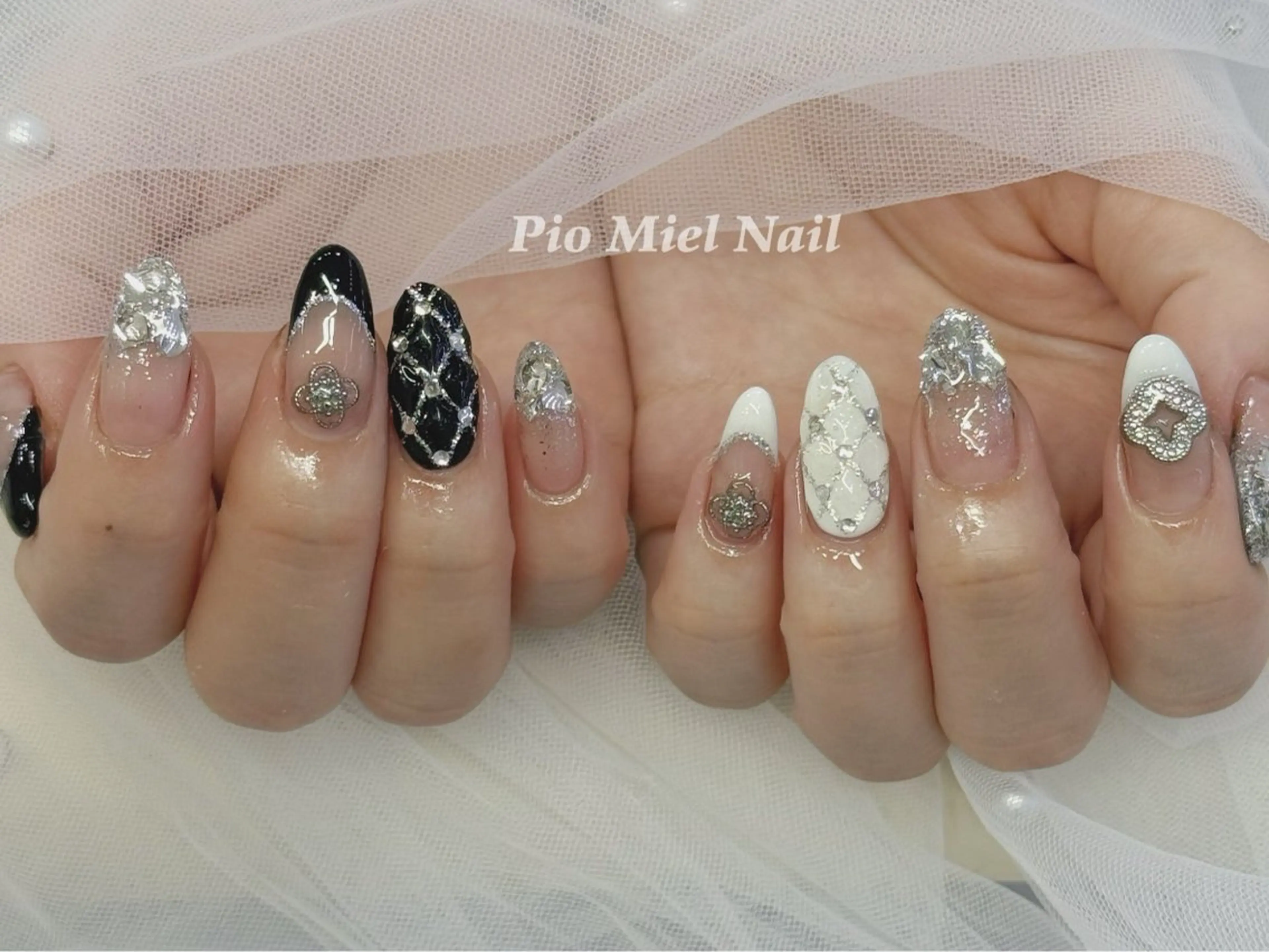 ネイル ガーリー ラメ(グリッター) ロングネイル ホワイト 冬ネイル ハンドネイル HANA 長さだしのネイルデザイン