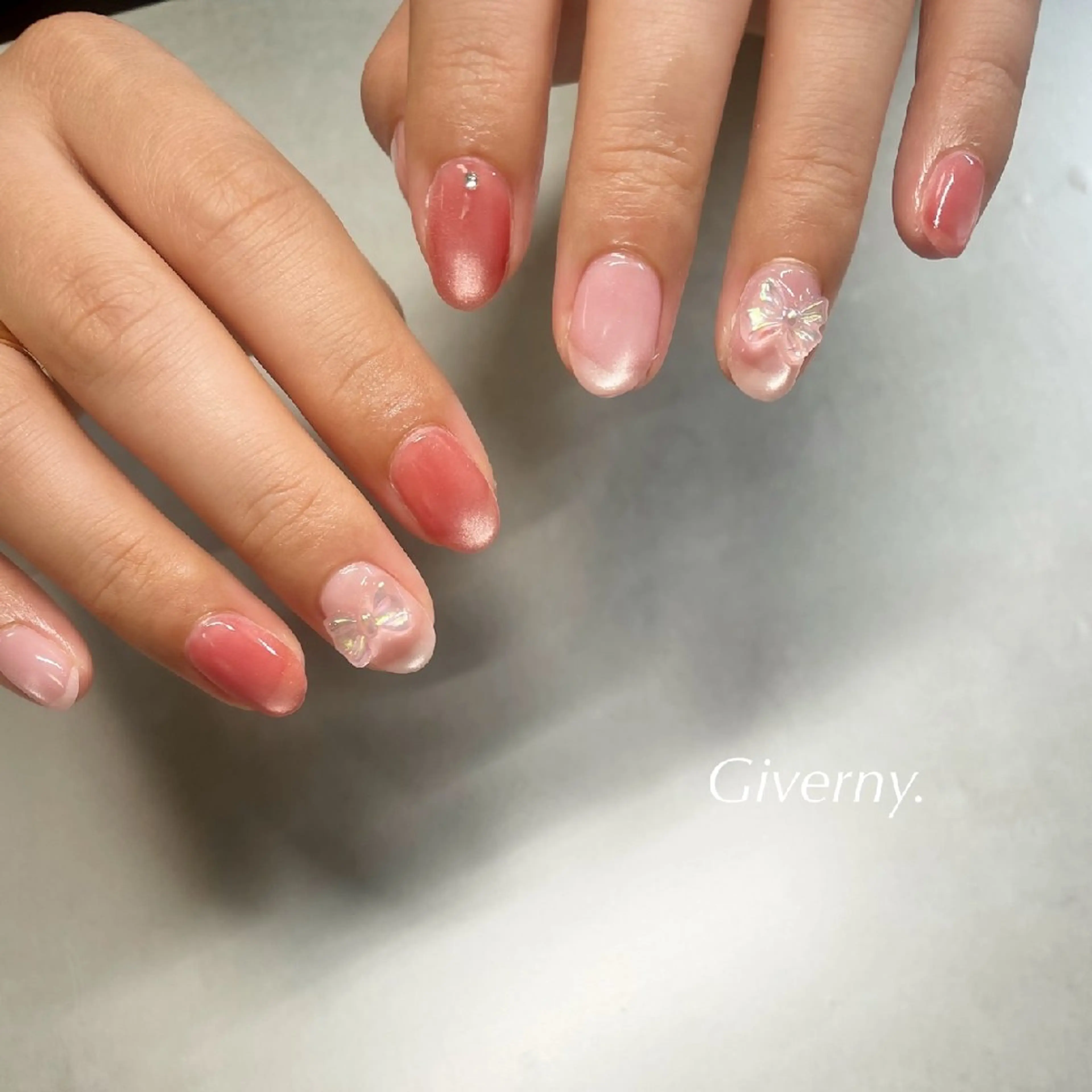ネイル オーロラネイル マグネットネイル リボン ハンドネイル Giverny .のネイルデザイン