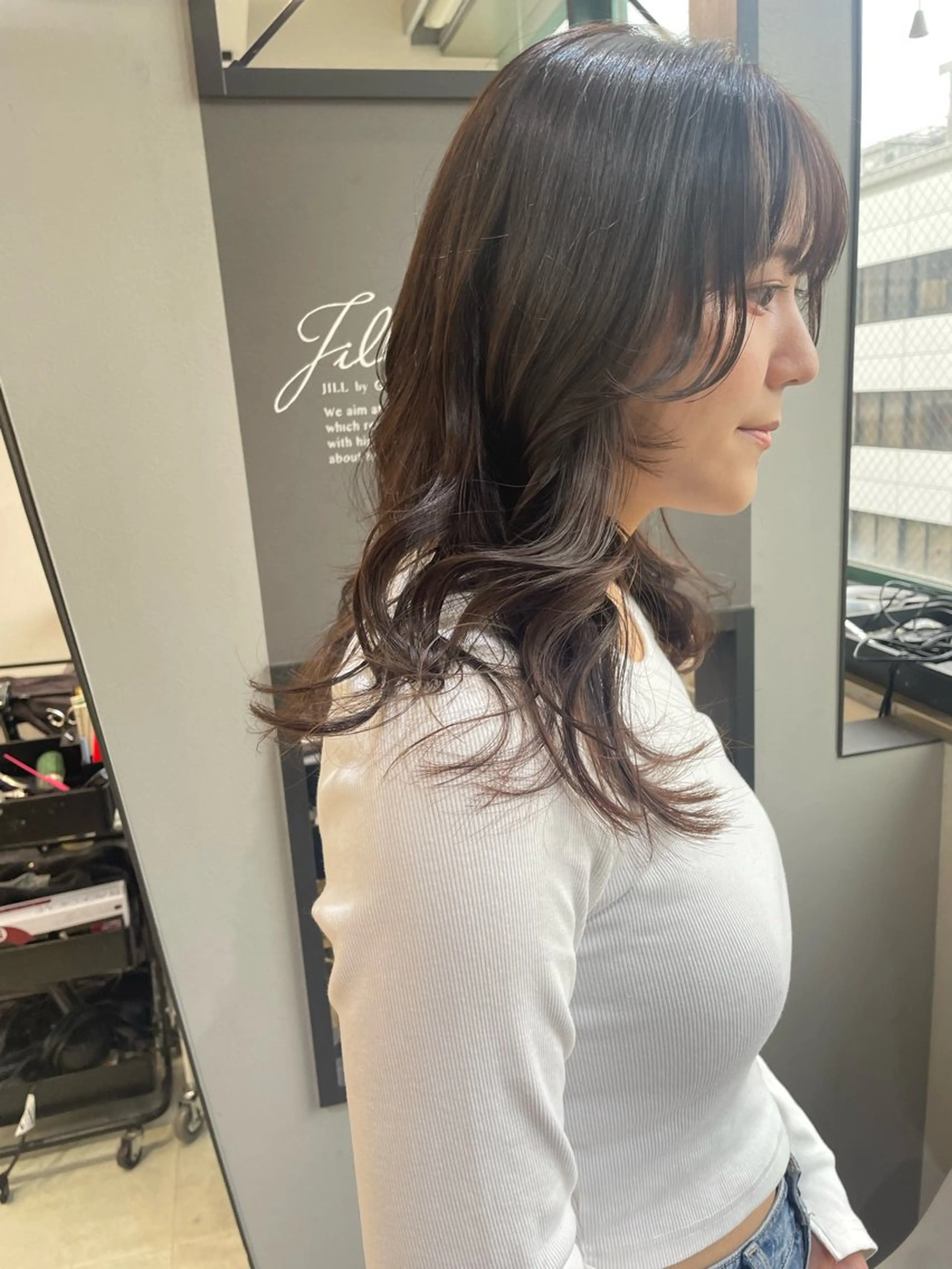 セミロング カラー ベージュカラー オリーブベージュ AIRI layer cut hairのヘアスタイル