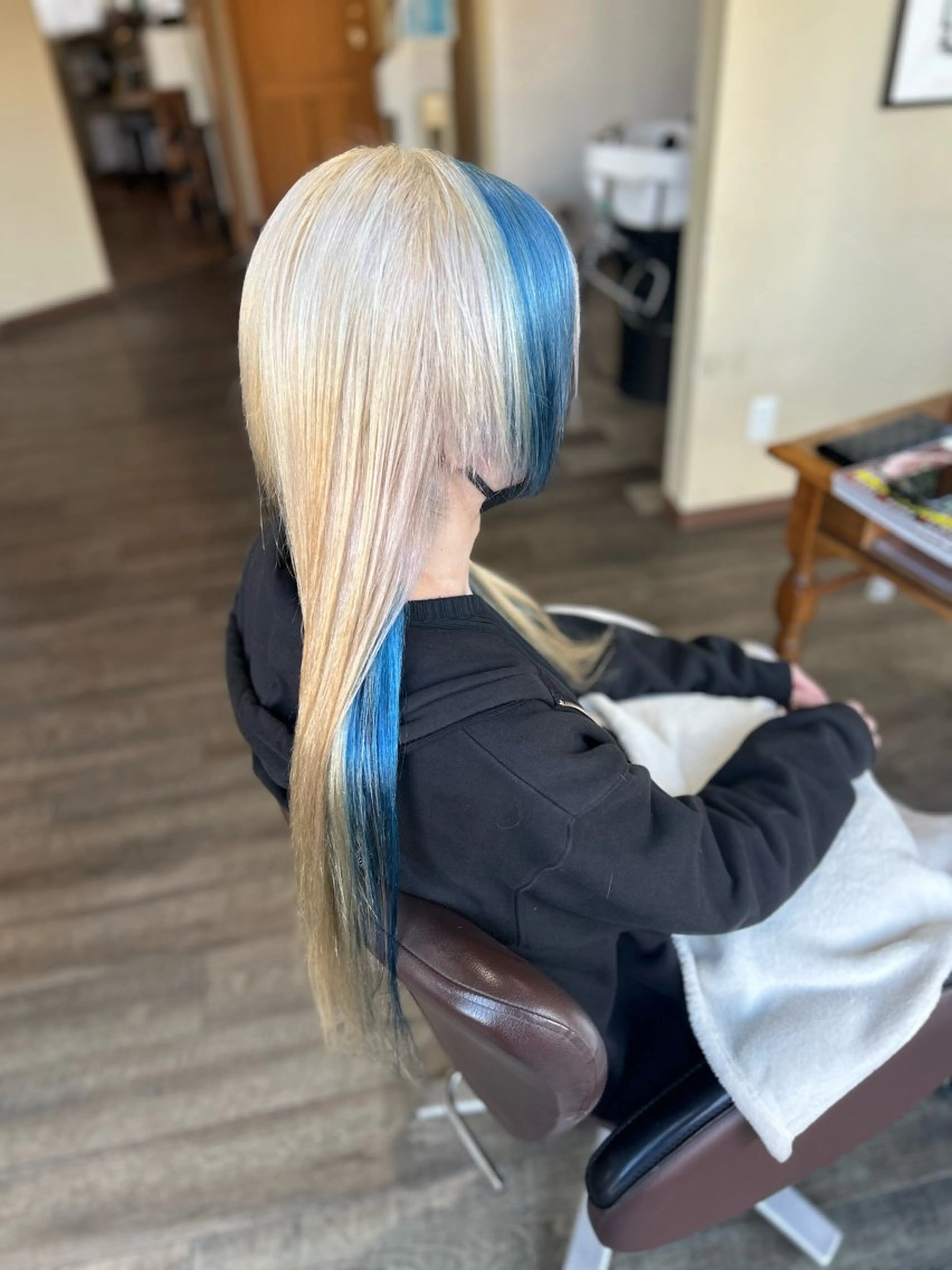 ロング カラー ブルーカラー メッシュ カット ヘアカラー 井上 花音のヘアスタイル
