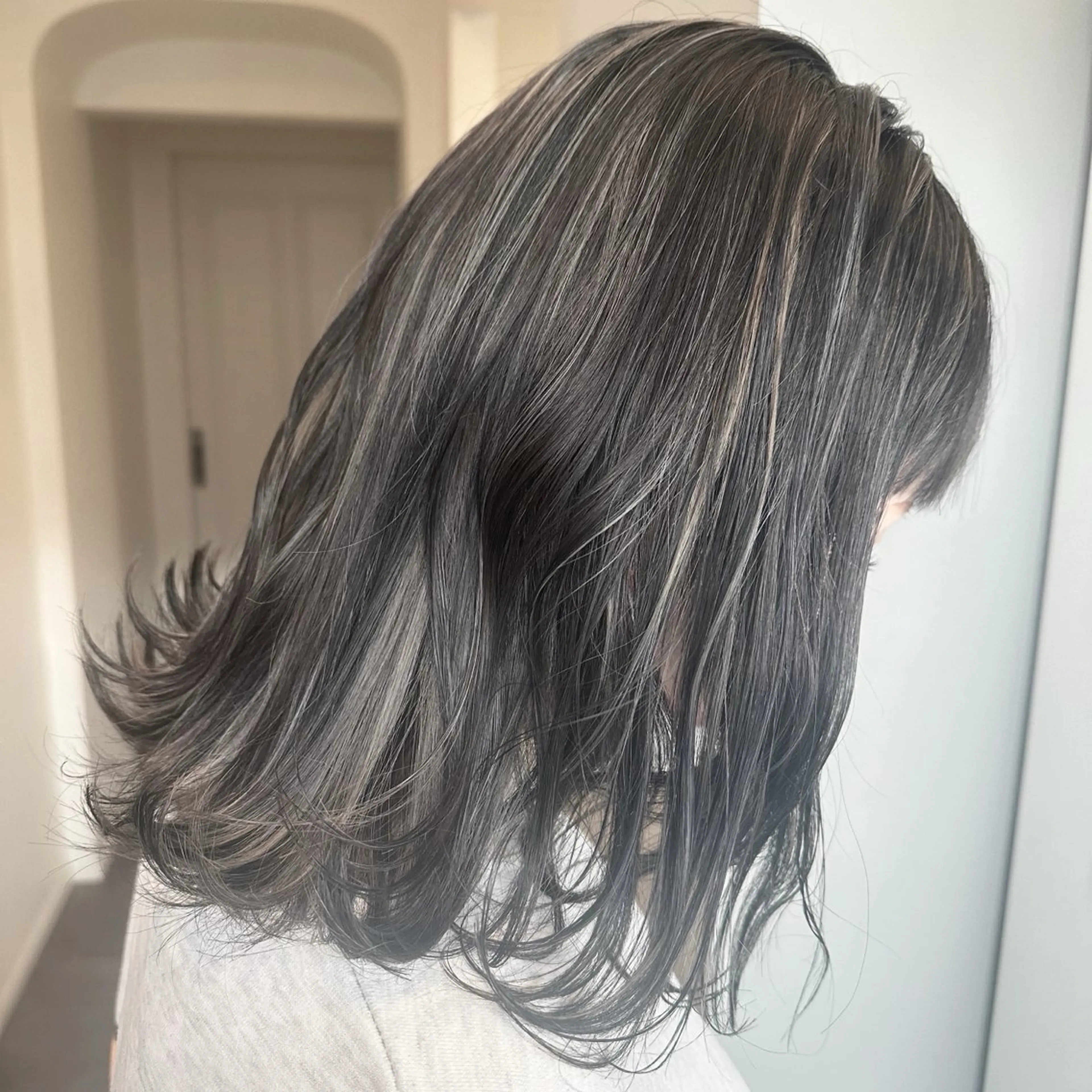 ミディアム 峯 志帆のヘアスタイル