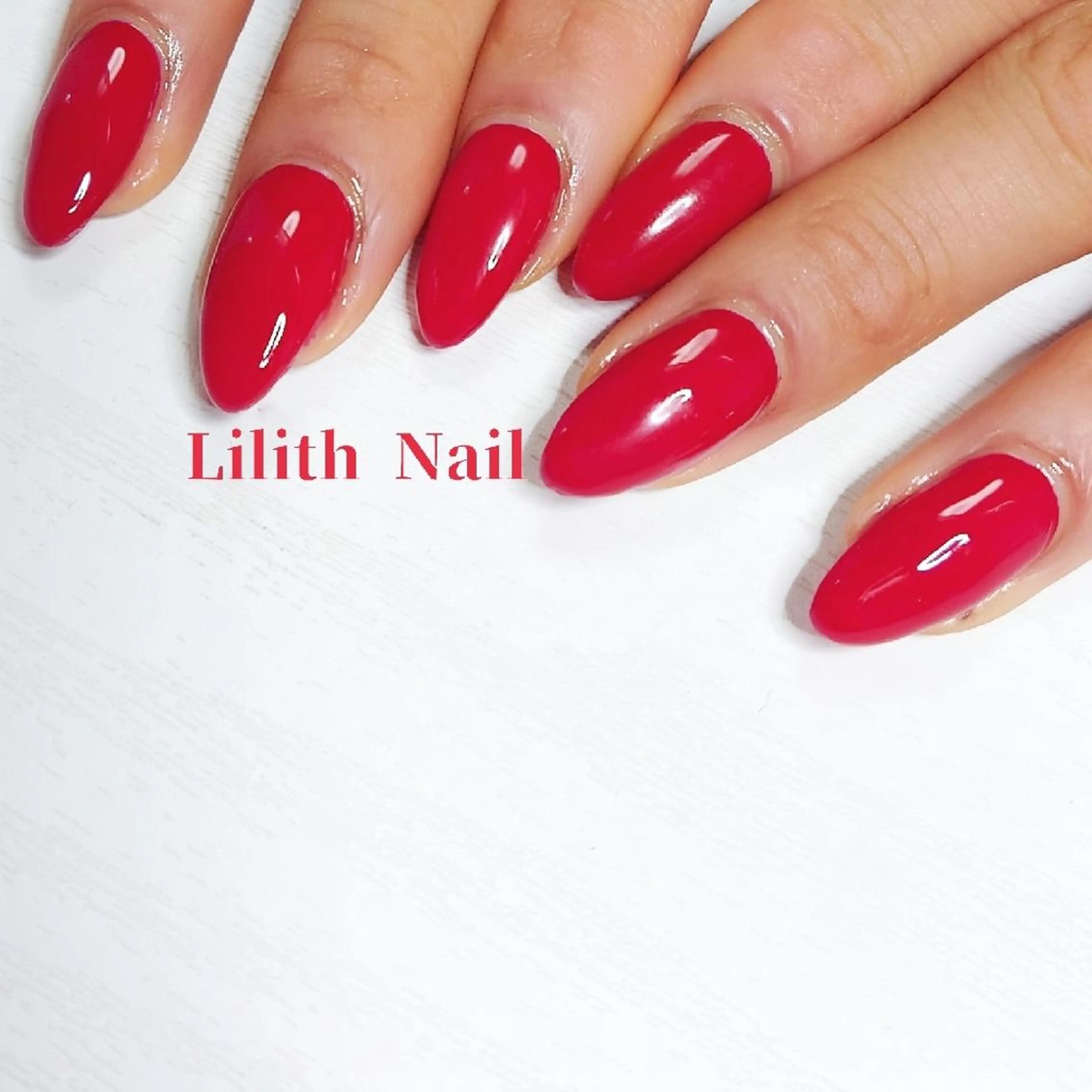 ネイル ワンカラーネイル 赤色 冬ネイル ハンドネイル Lilith Nailのネイルデザイン