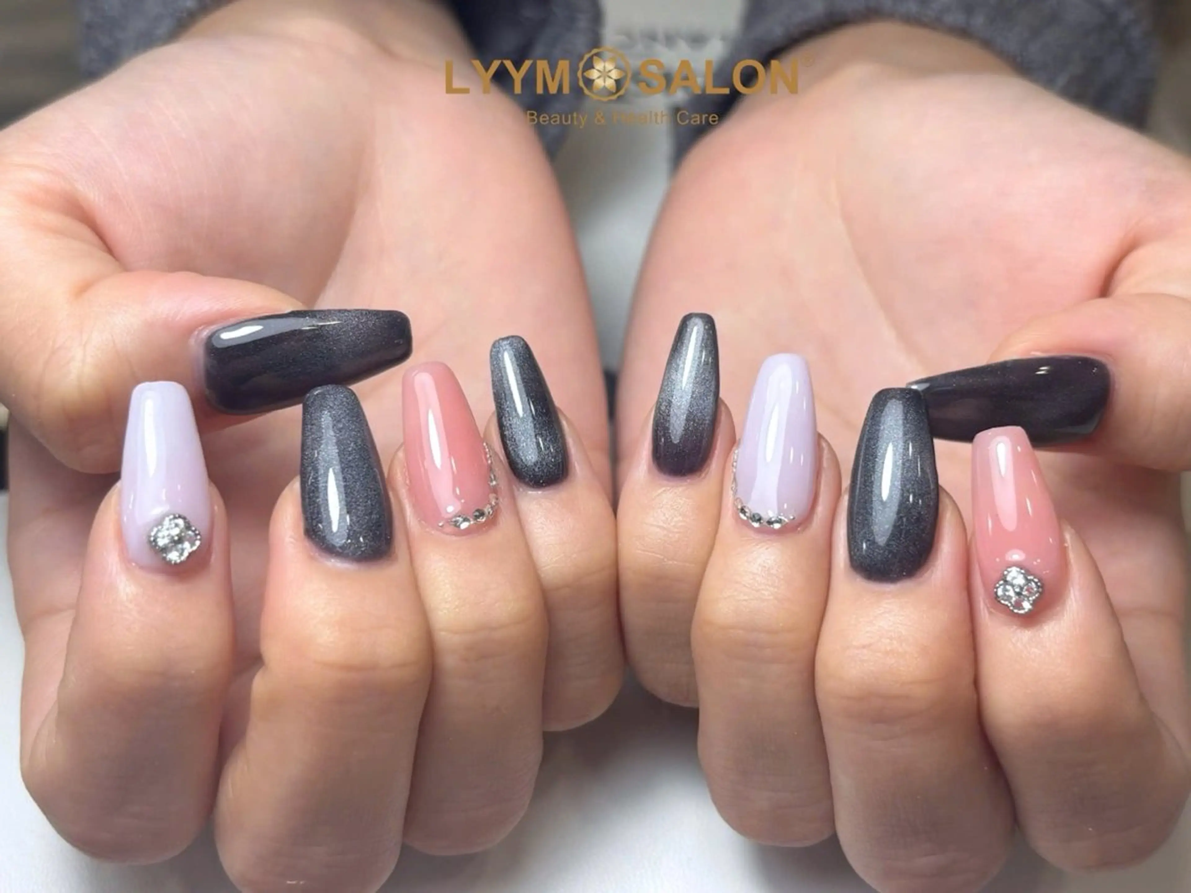 ネイル マグネットネイル シンプルネイル ハンドネイル ハンドケア LYYM Salonのネイルデザイン