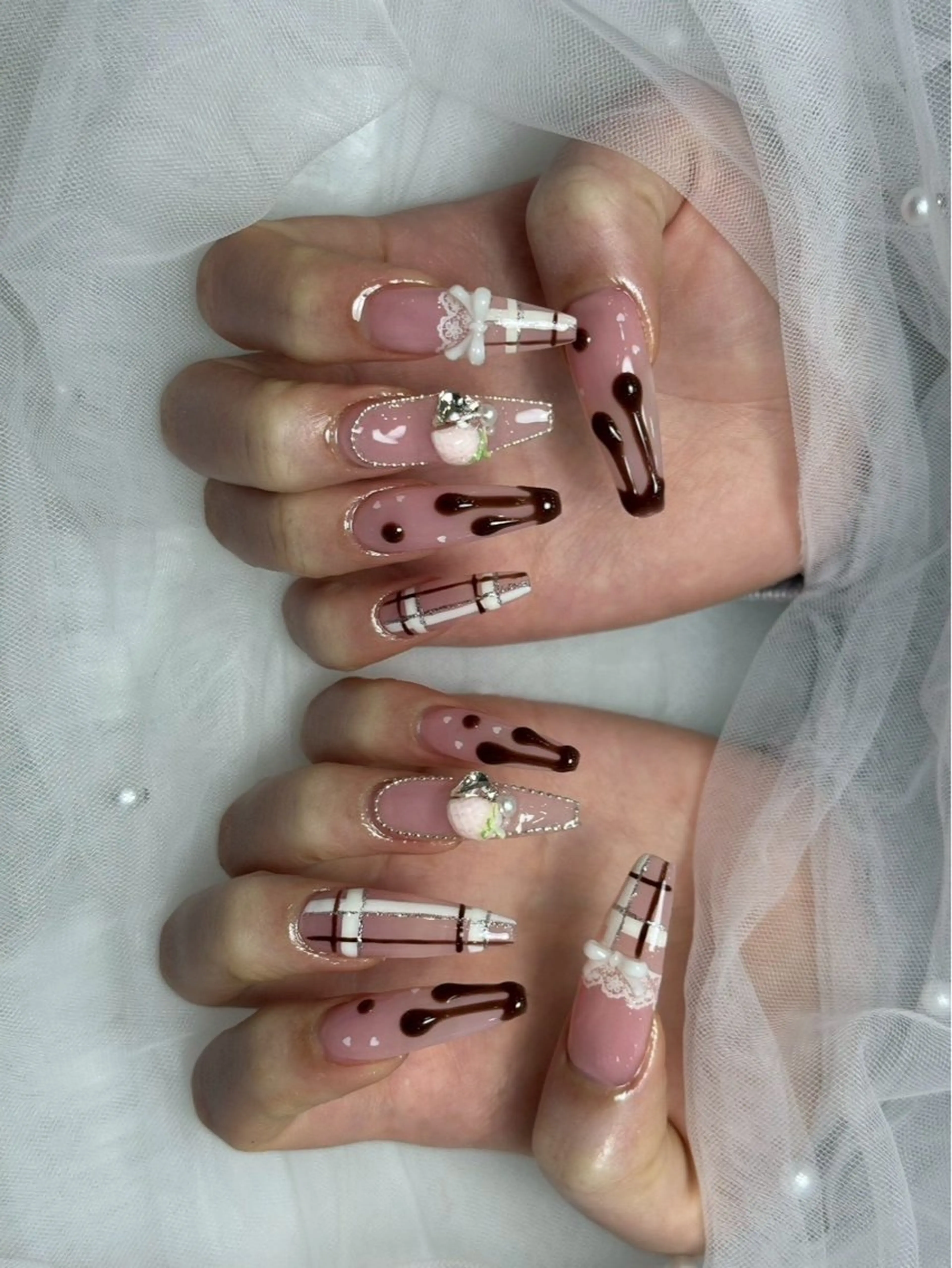 ネイル アートネイル オーロラネイル チークネイル 長さ出し フットネイル ハンドネイル ハンドケア Mio_ Noiranailのネイルデザイン