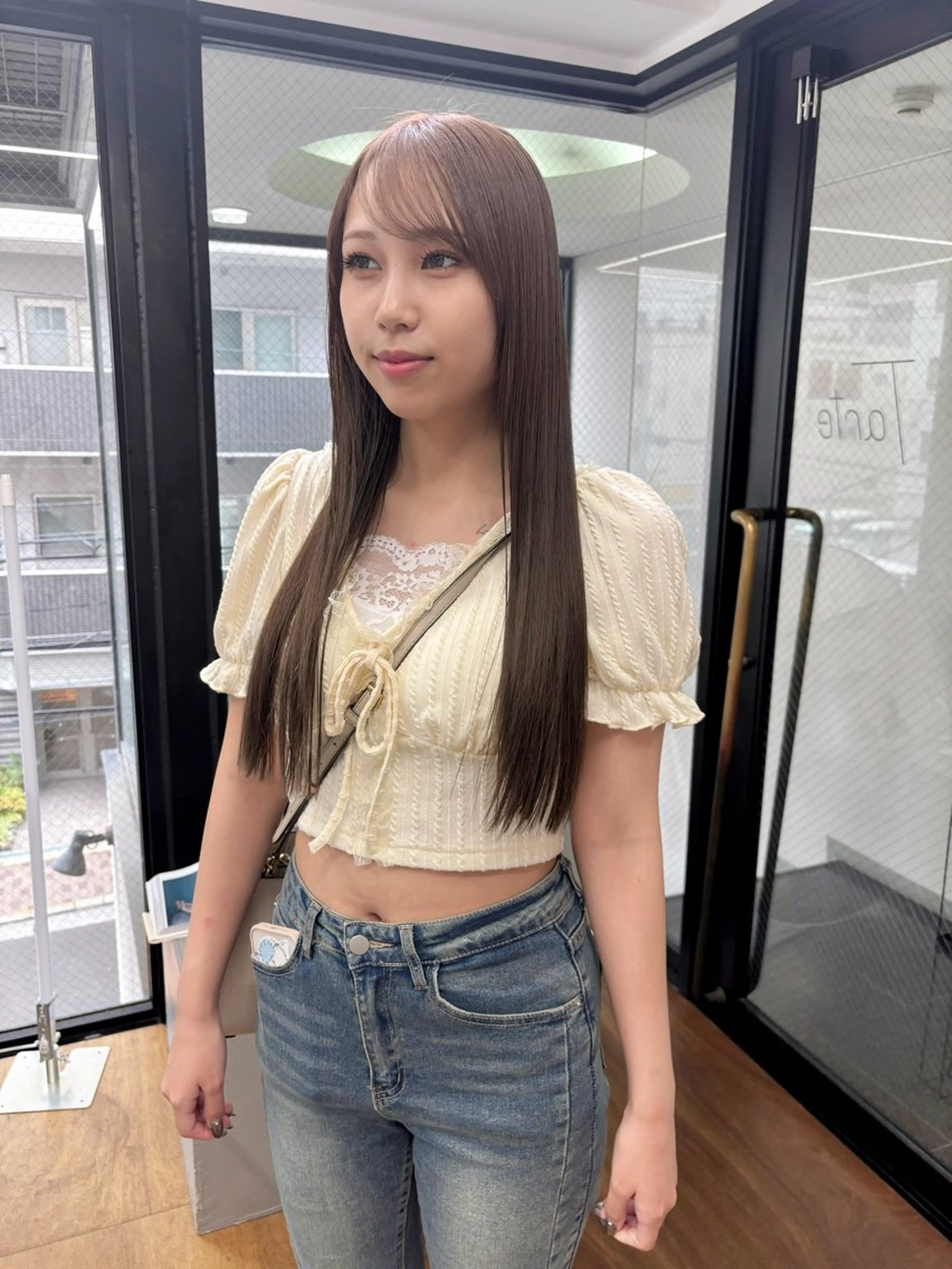 ロング ラベンダーベージュ 柔らかストレートと ツヤカラー/和田陽向のヘアスタイル