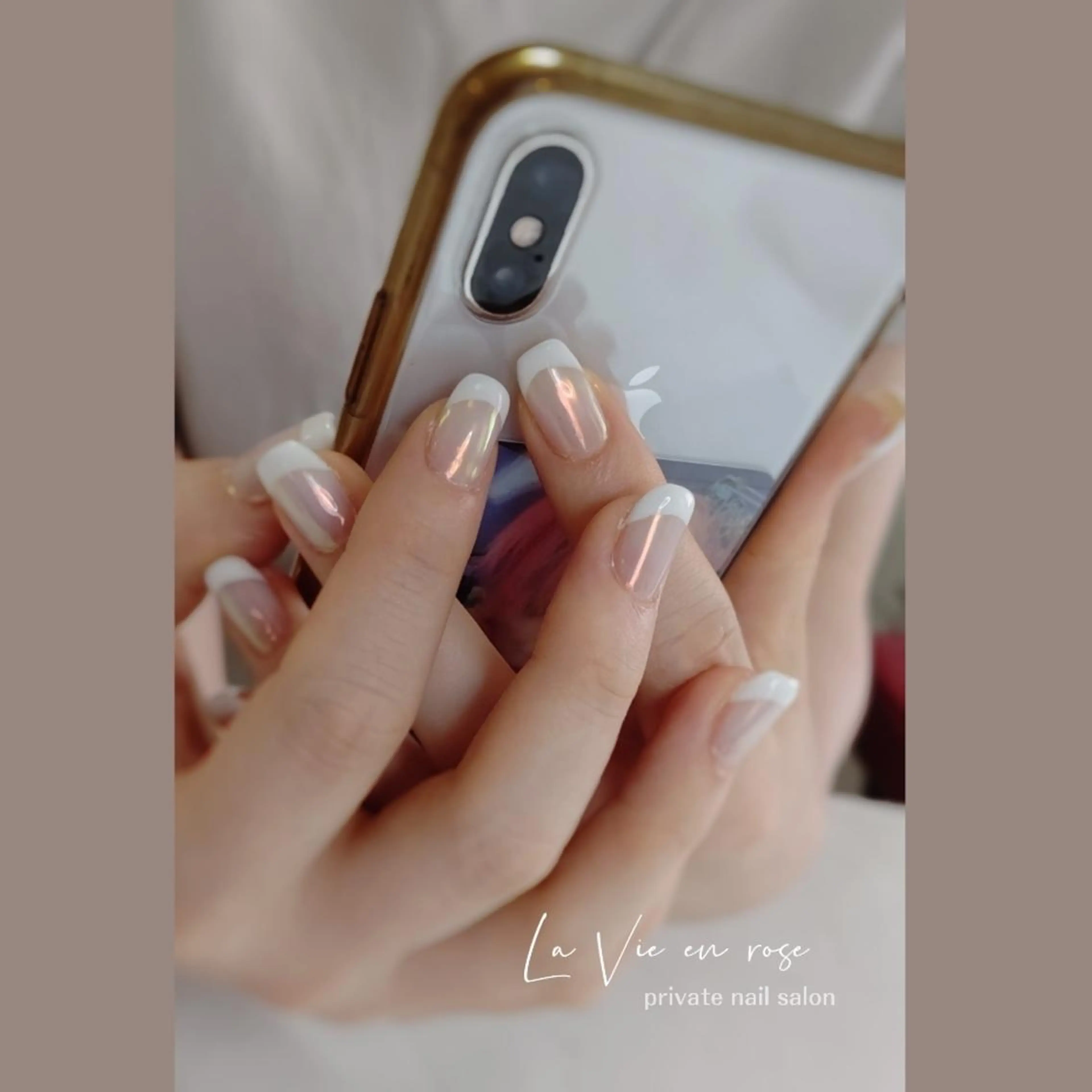 ネイル オーロラネイル フレンチネイル ホワイト ラヴィアン ローズのネイルデザイン