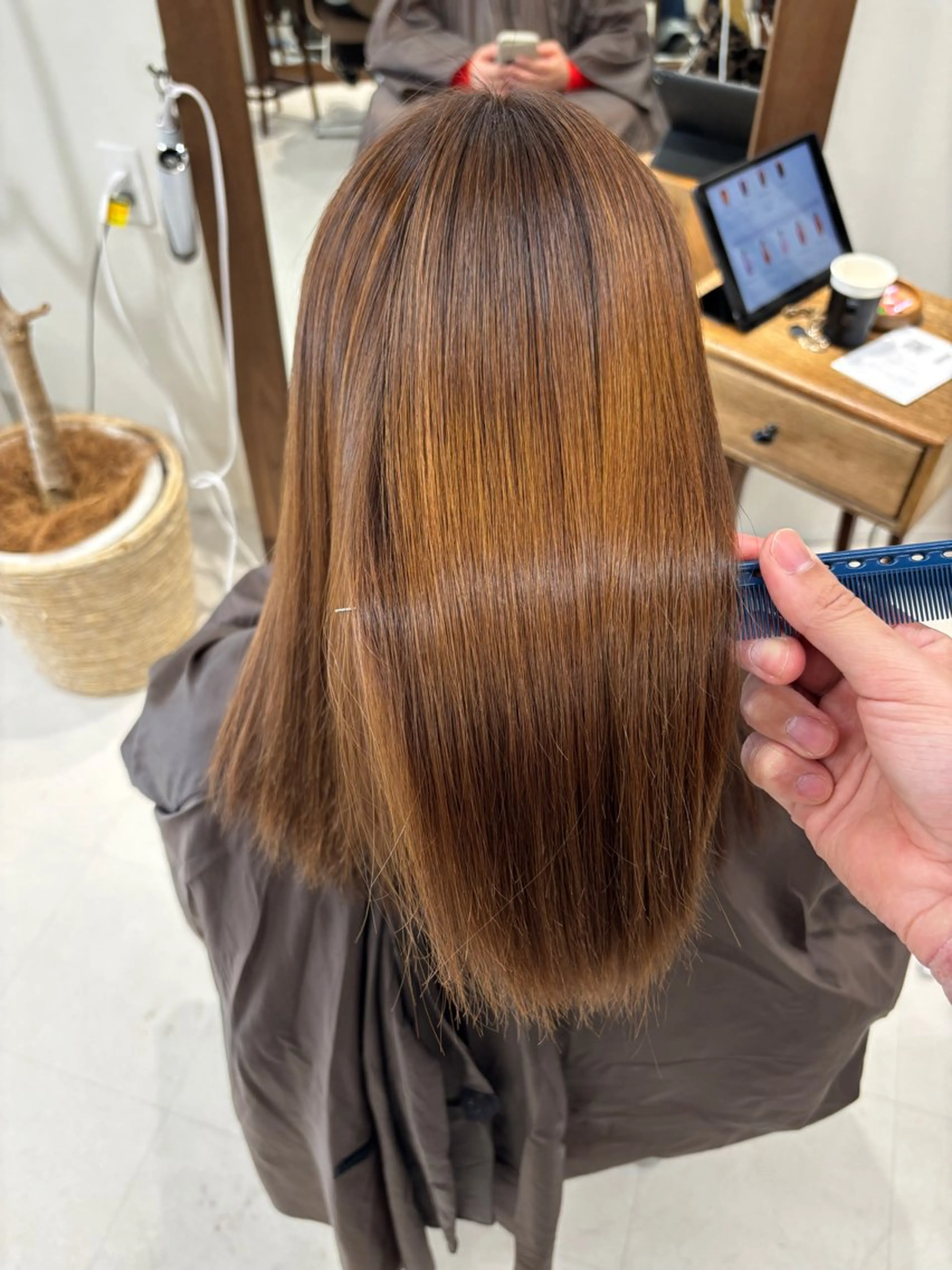 セミロング パーマ 髪質改善 縮毛矯正 トリートメント 酸性ストレート ストレートパーマ 垢抜け小顔レイヤー オリーブ/スミレのヘアスタイル