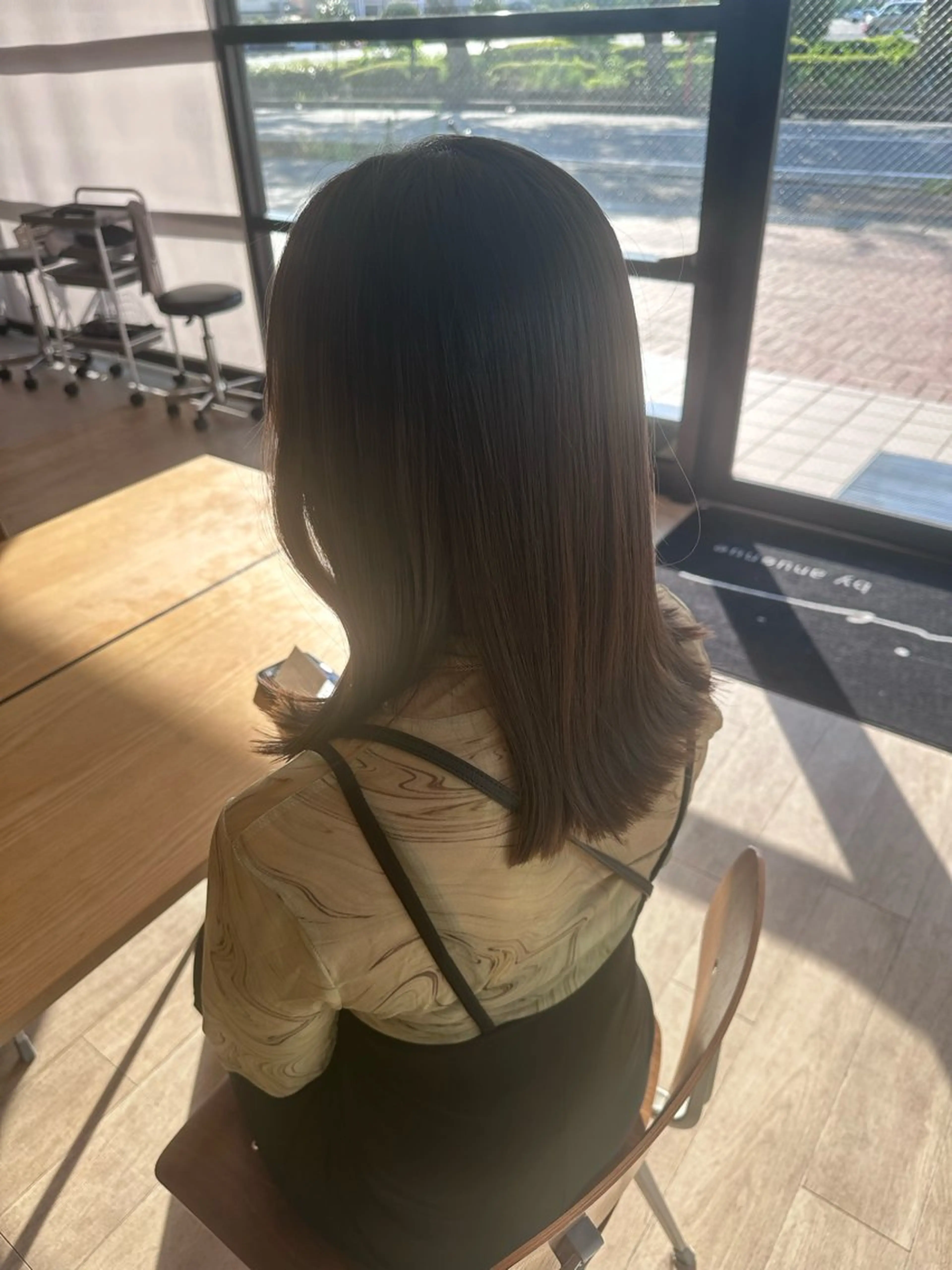 ミディアム カラー グレージュ 出路 亜理紗のヘアスタイル