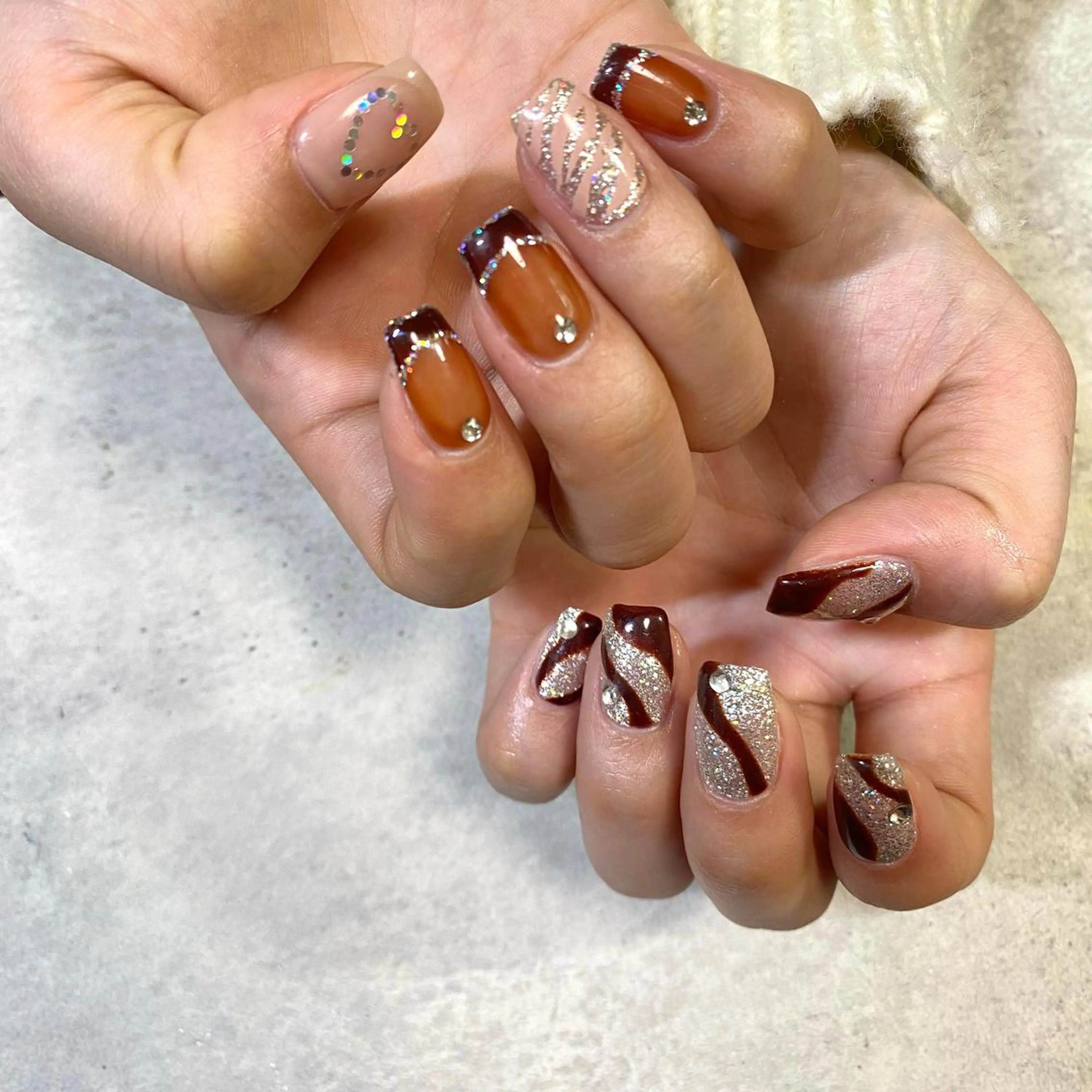 ショート カラー パーマ ヘアアレンジ メンズ キッズ ネイル マツエク・マツパ アイブロウ オーロラネイル ラメ(グリッター) ハンドネイル ハンドケア 今福鶴見ネイル 8(ｴｲﾄ)のネイルデザイン