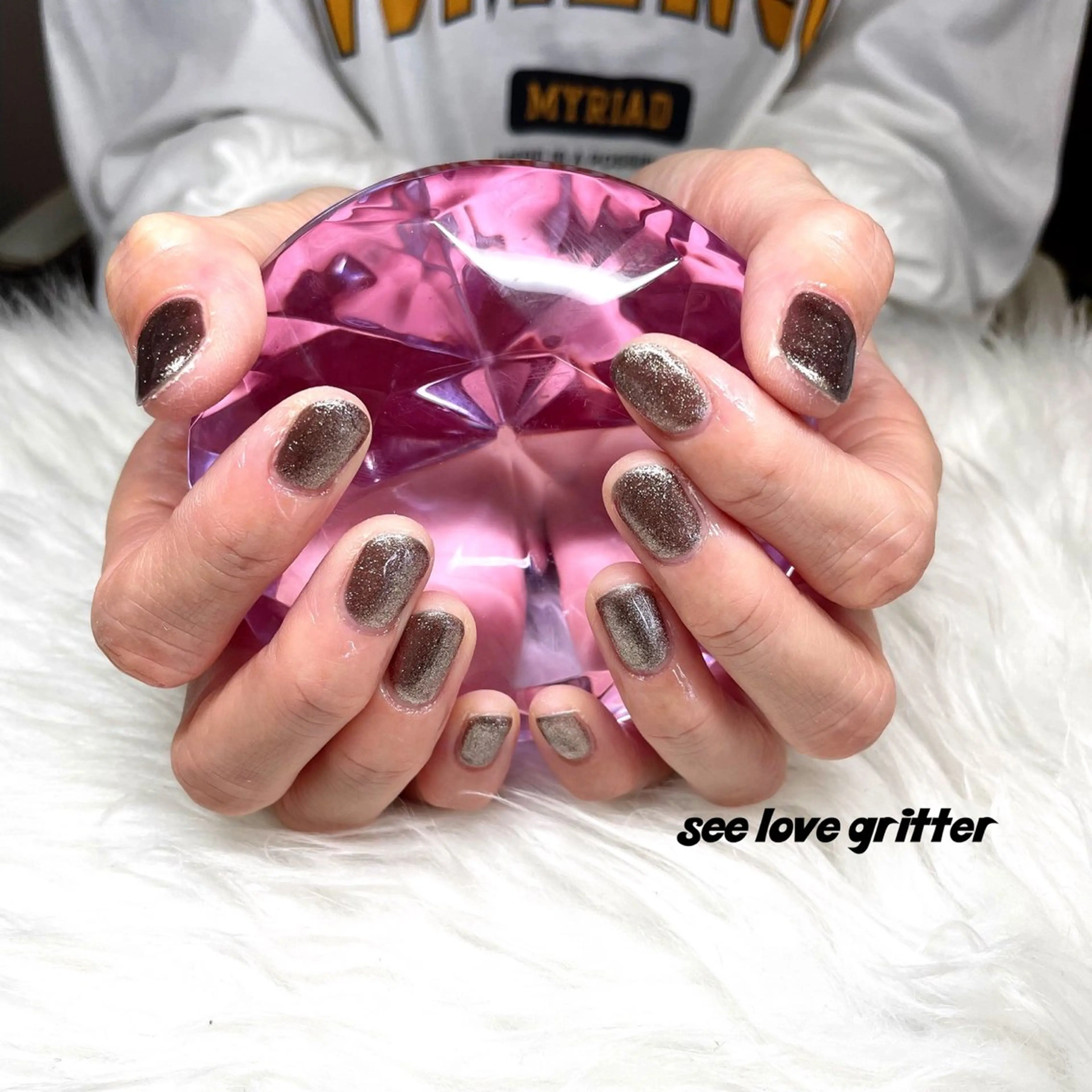 ミディアム see love gritterのネイルデザイン