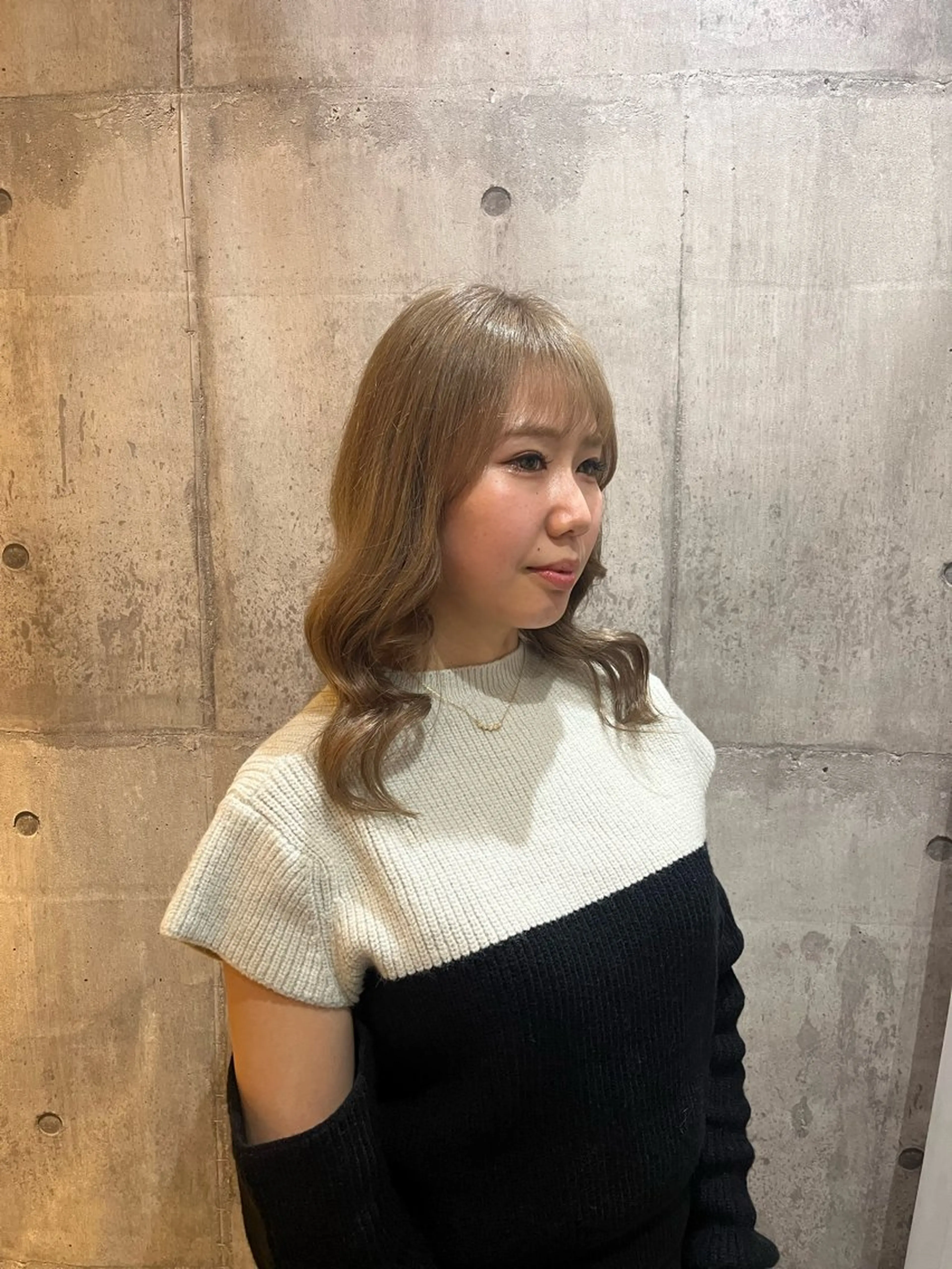 セミロング momo/レイヤー /デザインカラーのヘアスタイル