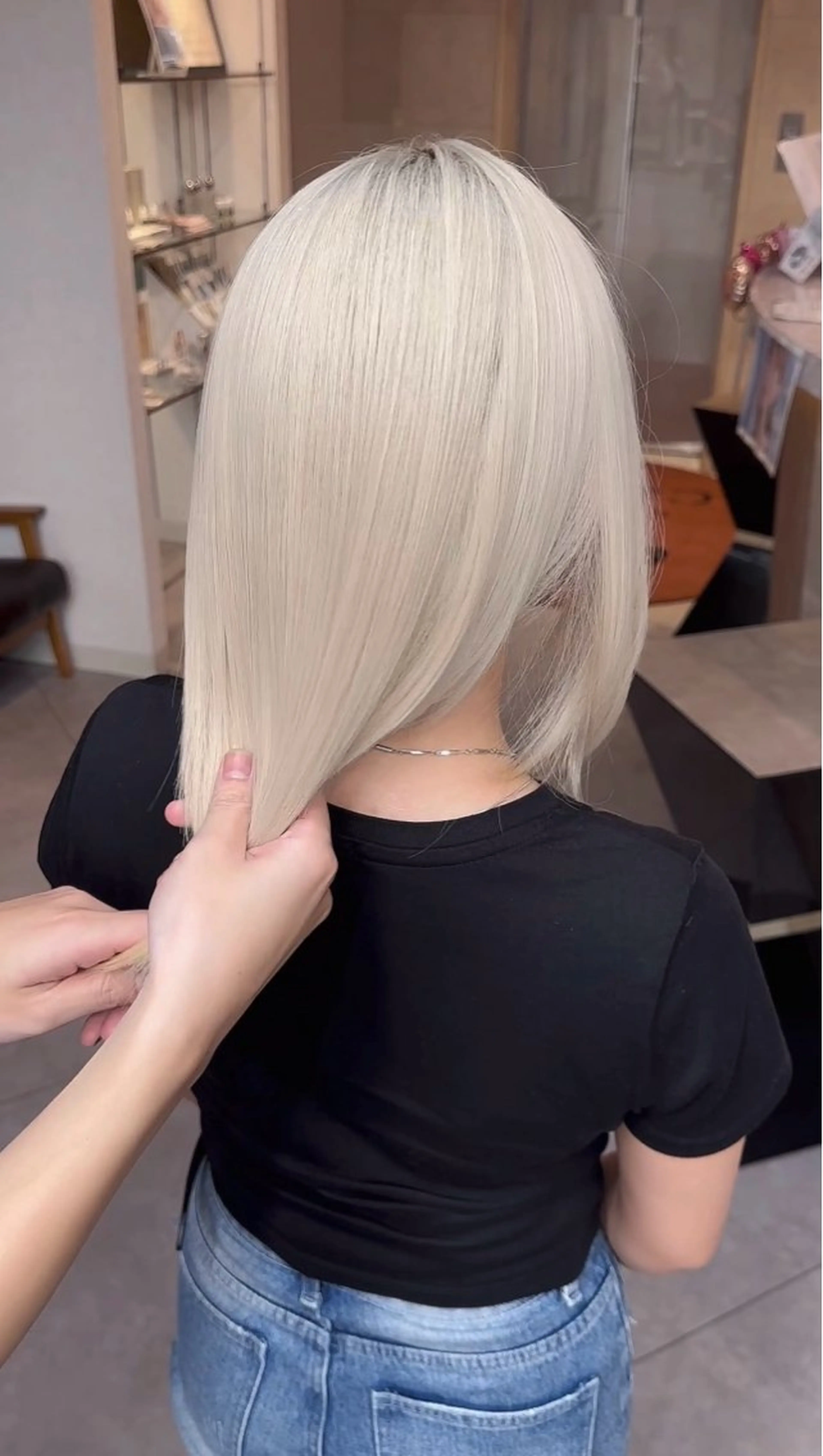 セミロング カラー ウルフとハイトーン みっちー✂️のヘアスタイル