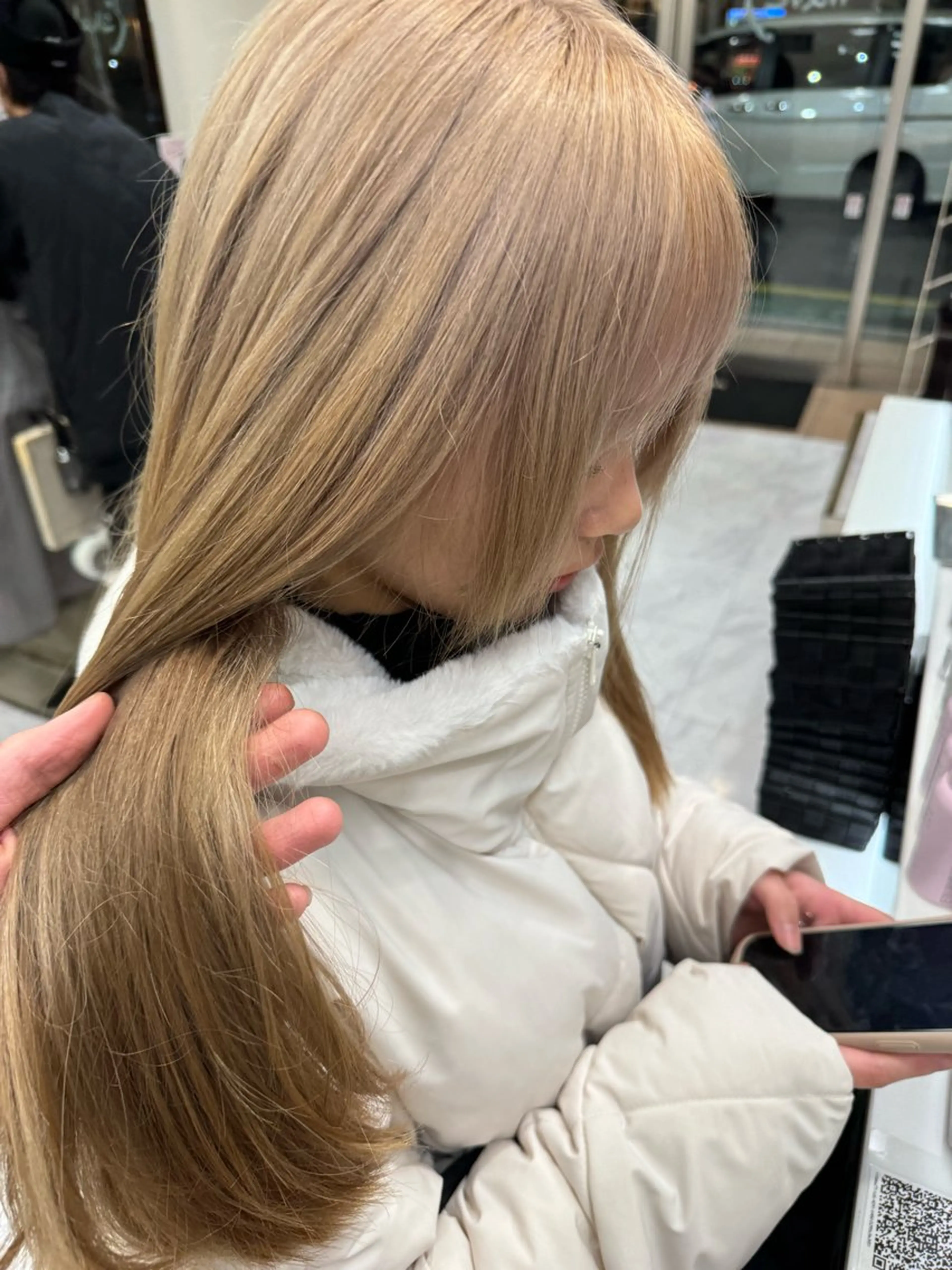 ロング カラー ヘアアレンジ 切りっぱなしボブ ベージュカラー ブリーチ デザインカラー ダブルカラー カット ヘアカラー トリートメント Zina 大宮所属・目黒 碧人のヘアスタイル