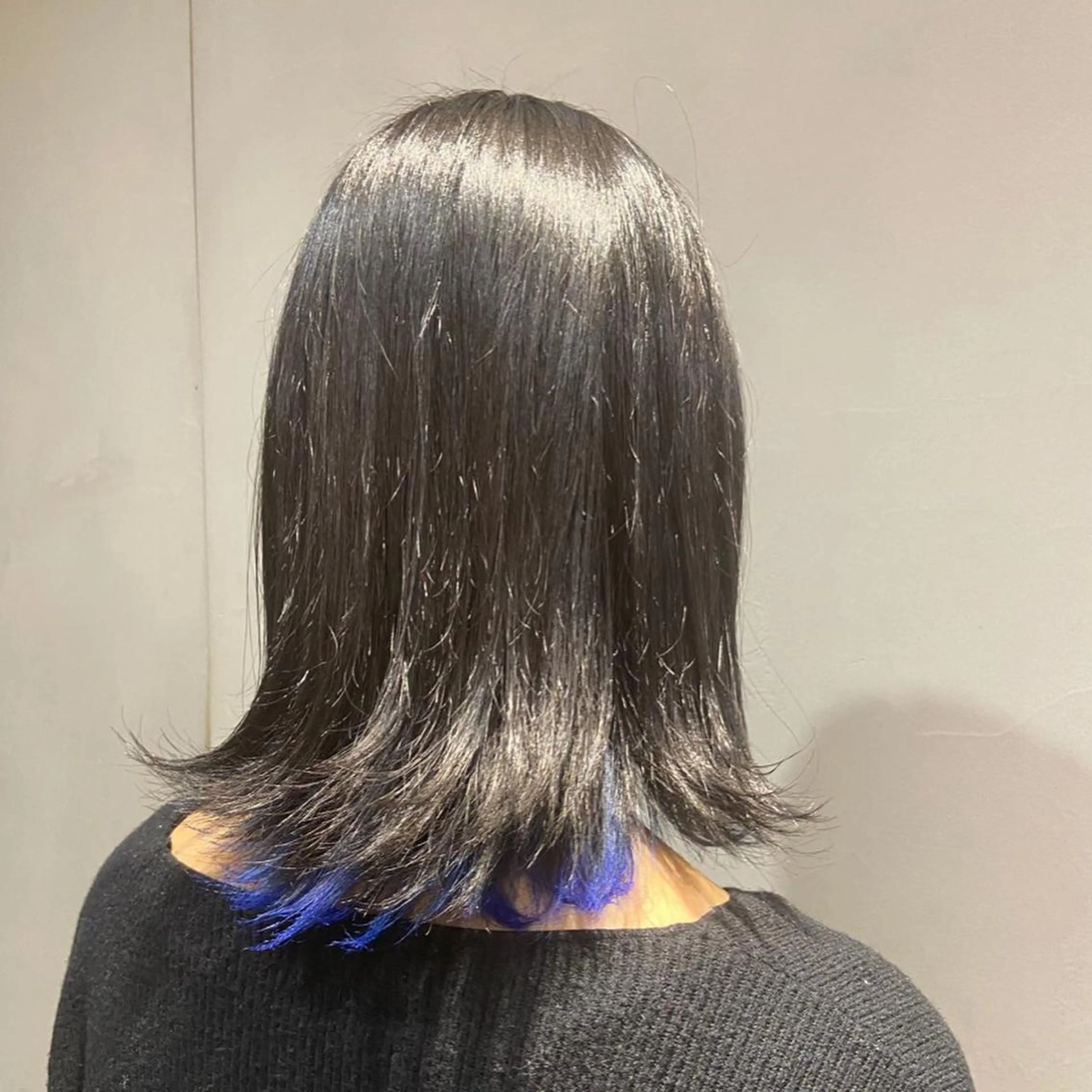 ミディアム カラー ブリーチ ブルーカラー ケアブリーチ インナーカラー カジュアルを女っぽく 𝗮𝘆𝗮𝗰𝗼のヘアスタイル